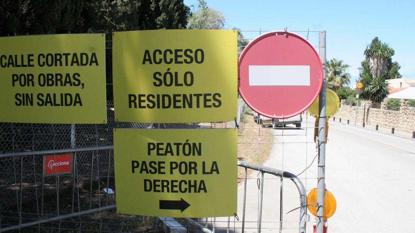Carteles indicadores de las obras en la calle Azucena.