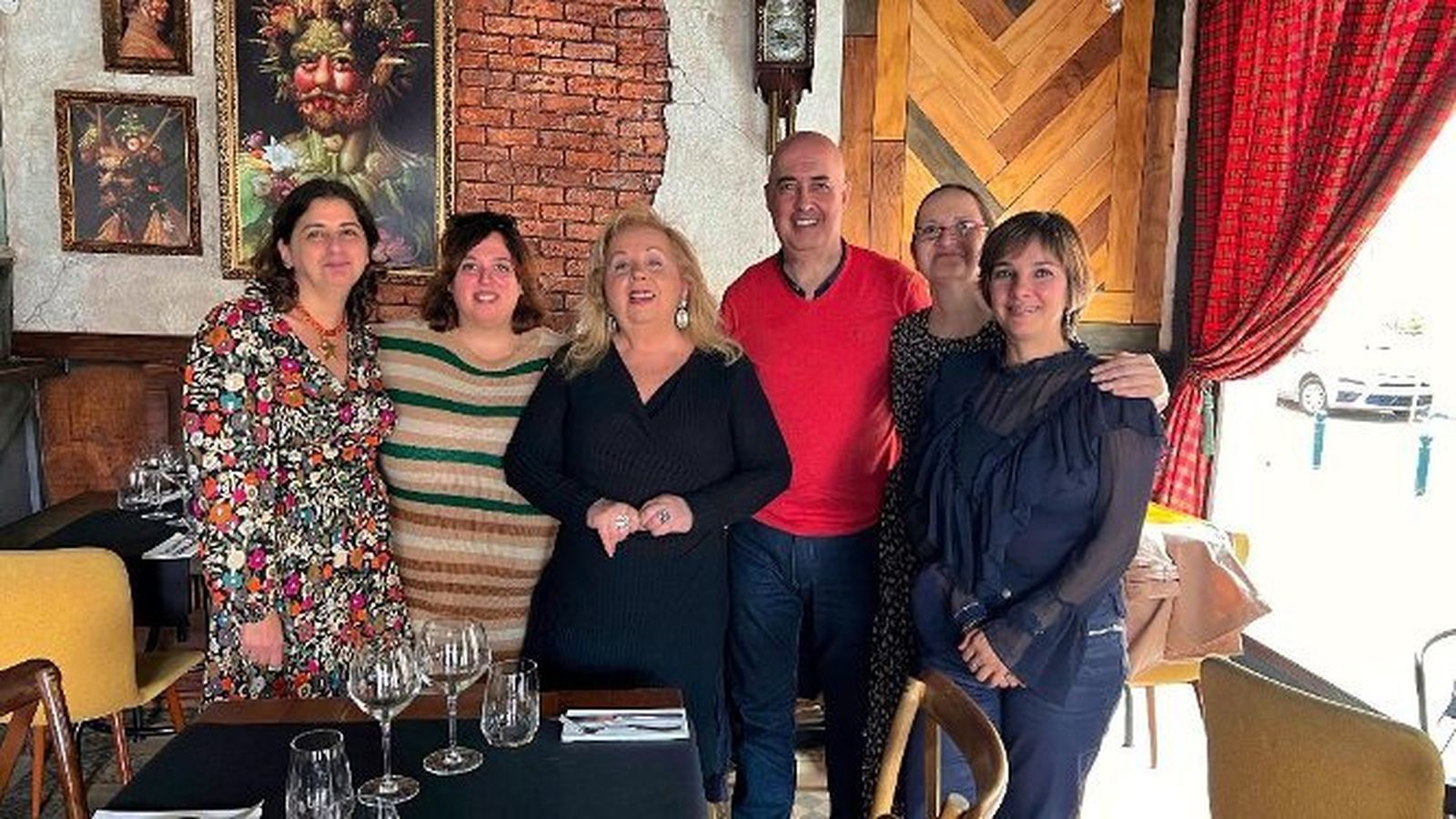 María Chamorro con Belén Martínez, Teresa Muñoz, José Emilio Ramírez, María del Carmen Segura y Silvia Hernández, durante el almuerzo celebrado con motivo de su reciente jubilación.