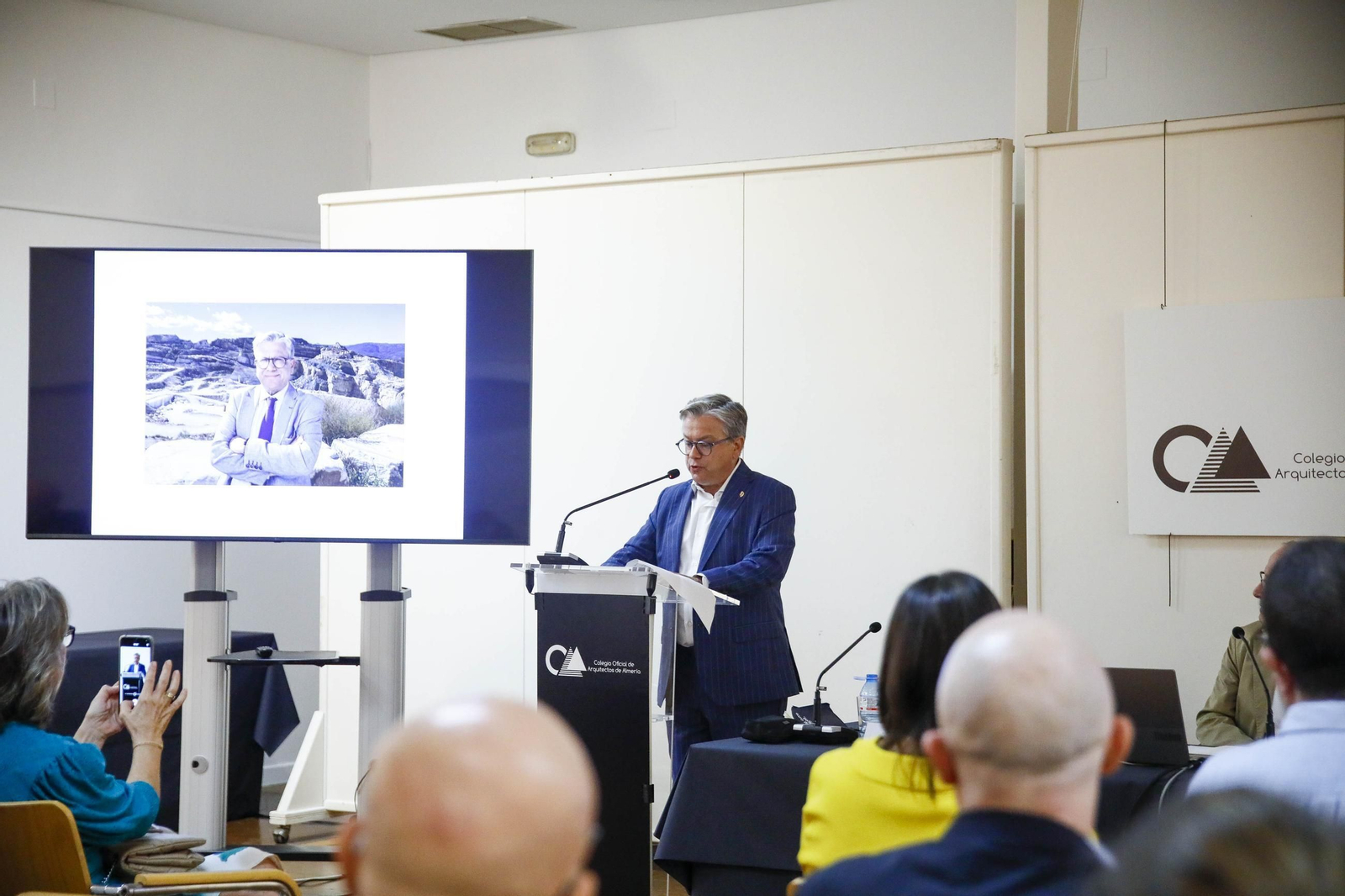 Imágenes del nombramiento como colegiado de honor a Santiago Alfonso en el colegio oficial de arquitectos de Almería