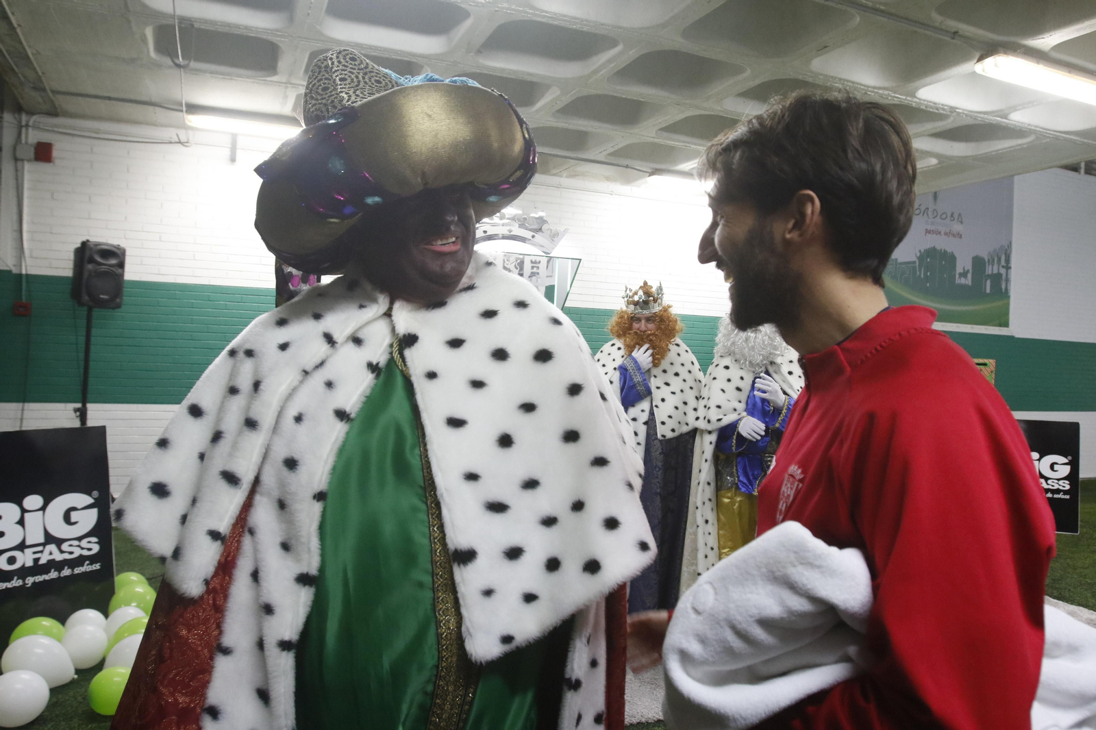 Los Reyes Magos en El Arcángel con la afición del Córdoba CF, en imágenes