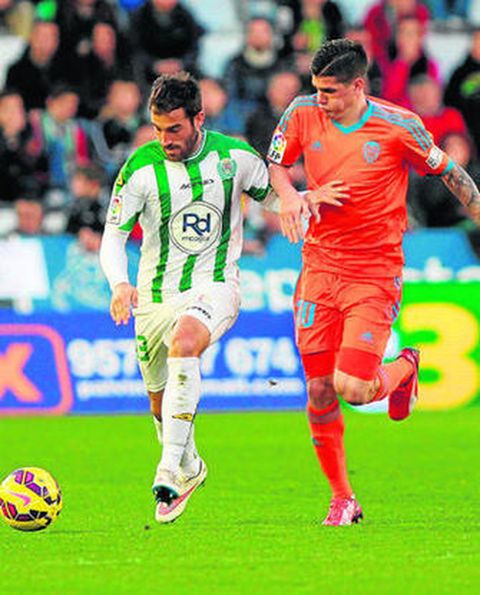 Campabadal avanza con el balón controlado ante la presión del valencianista De Paul.