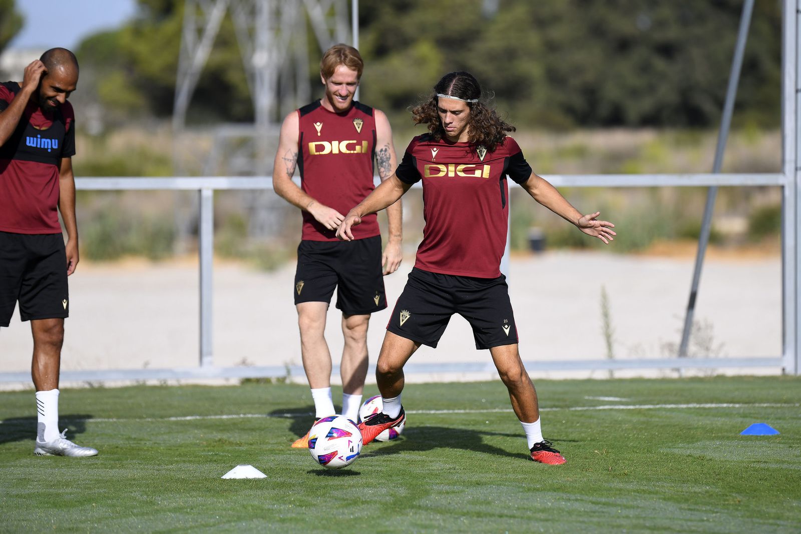 El canterano Morata controla el esférico en presencia de Álex y Fali.