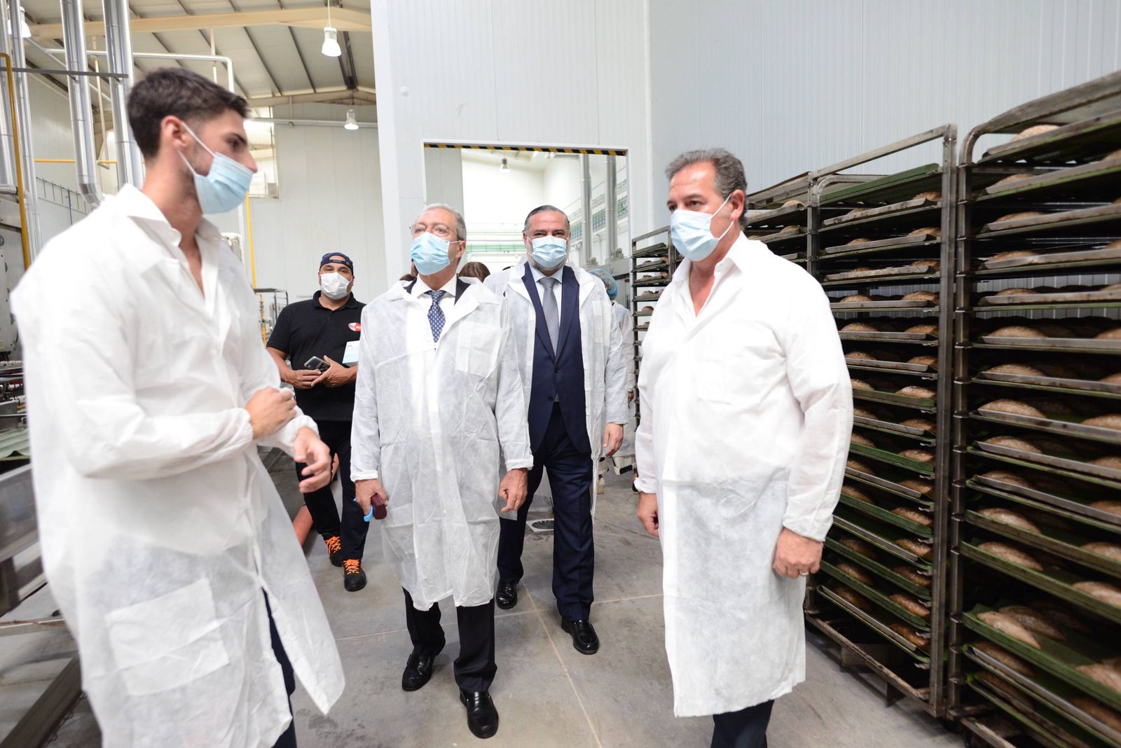 Visita del consejero de Economía, Rogelio Velasco, junto el delegado de la Junta en Granada, Pablo García, a Nicopan.