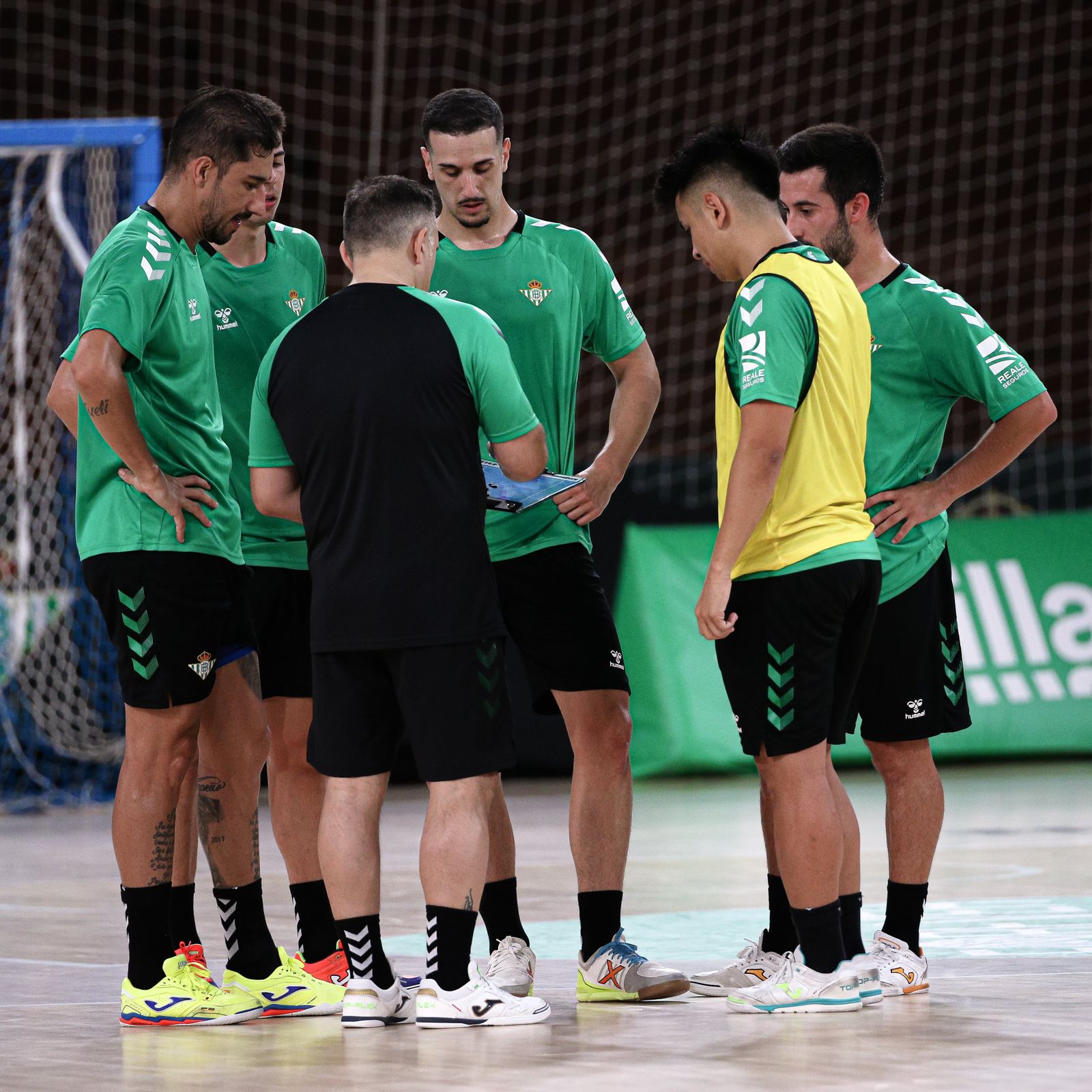 Futbolistas del Betis reciben indicaciones en un entrenamiento de esta semana