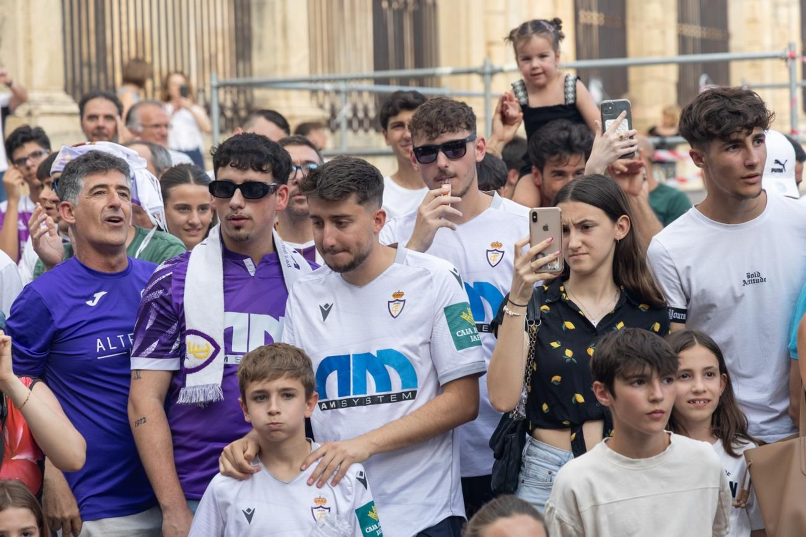 La fiesta por el ascenso del Real Jaén en La Plaza de Santa María y el Ayuntamiento