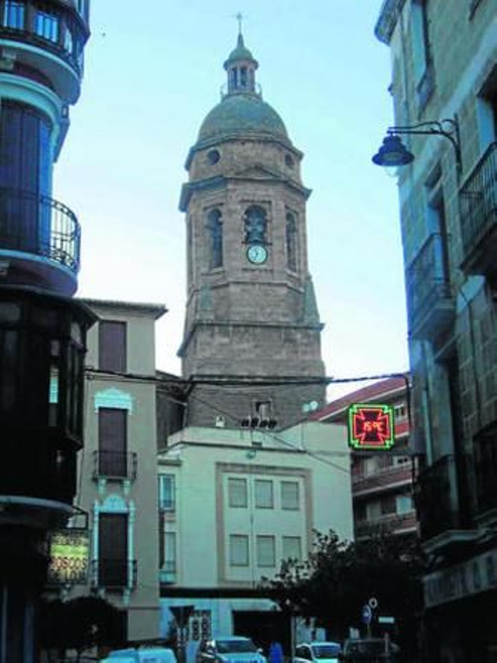 La torre de la Iglesia de la Encarnación vista desde el centro del pueblo.