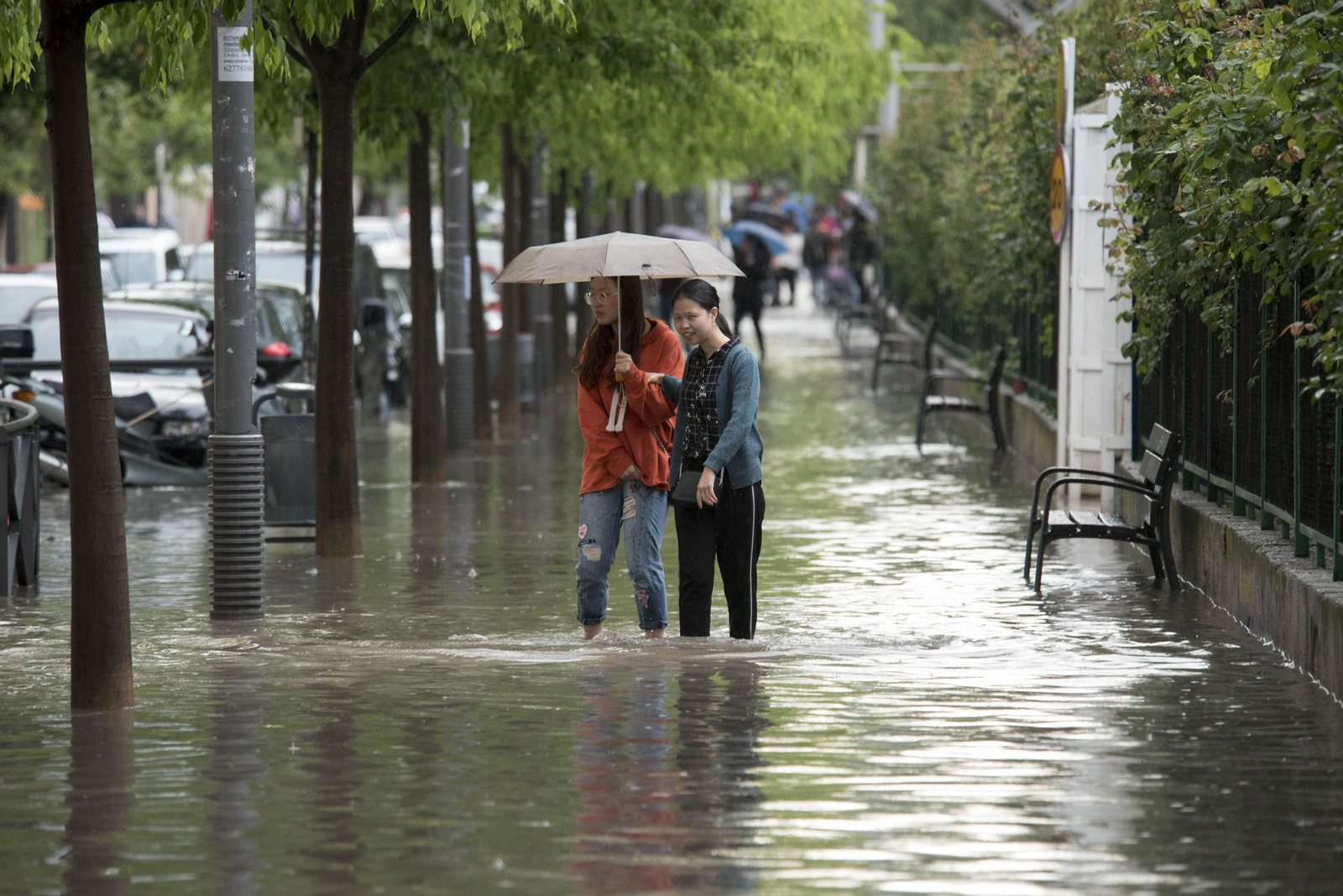 Imagen de archivo de la plaza Einstein, en Granada, anegada tras una tromba en 2018.