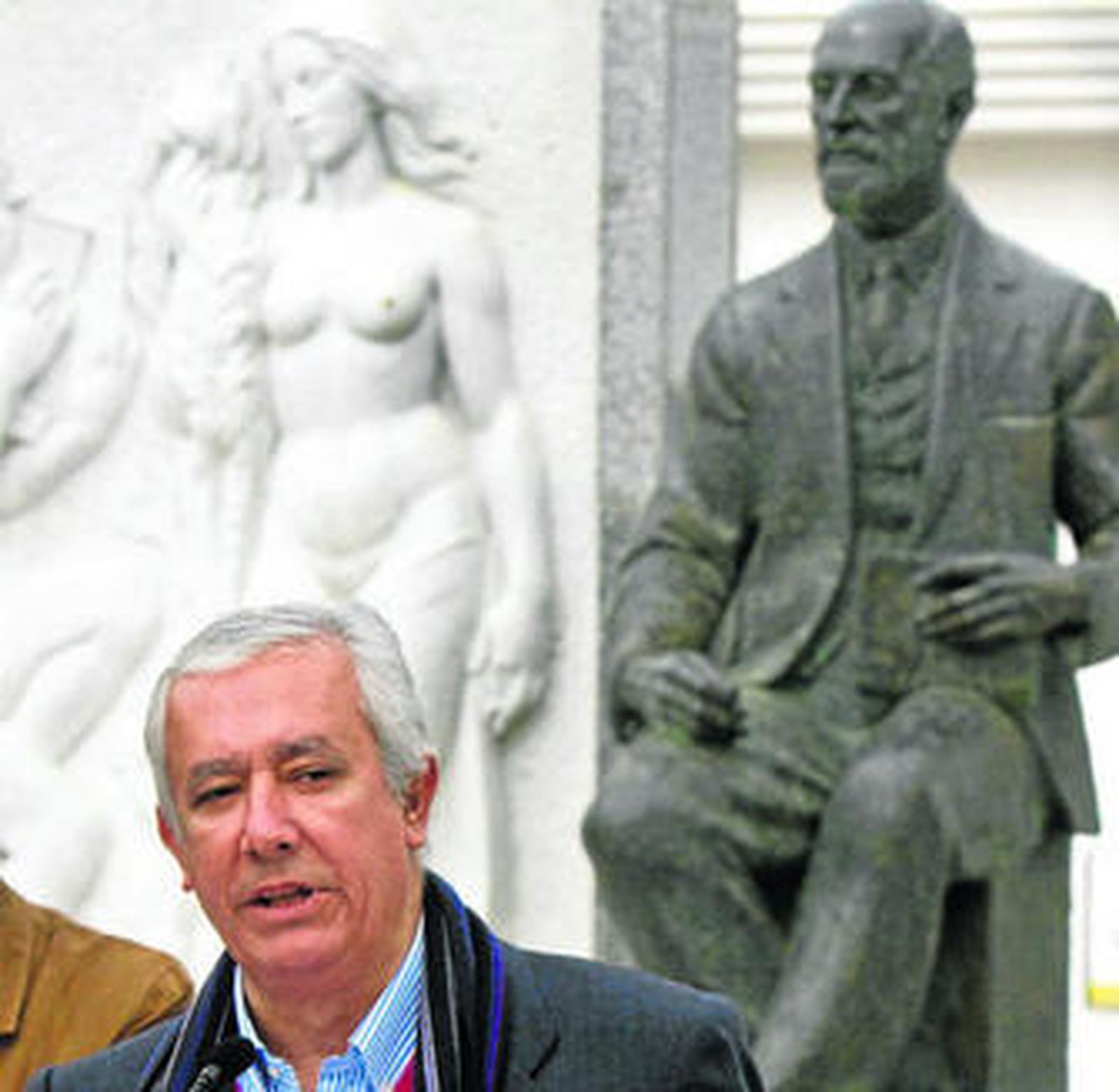 Javier Arenas, ayer en Moguer, ante el monumento al Nobel Juan Ramón Jiménez.