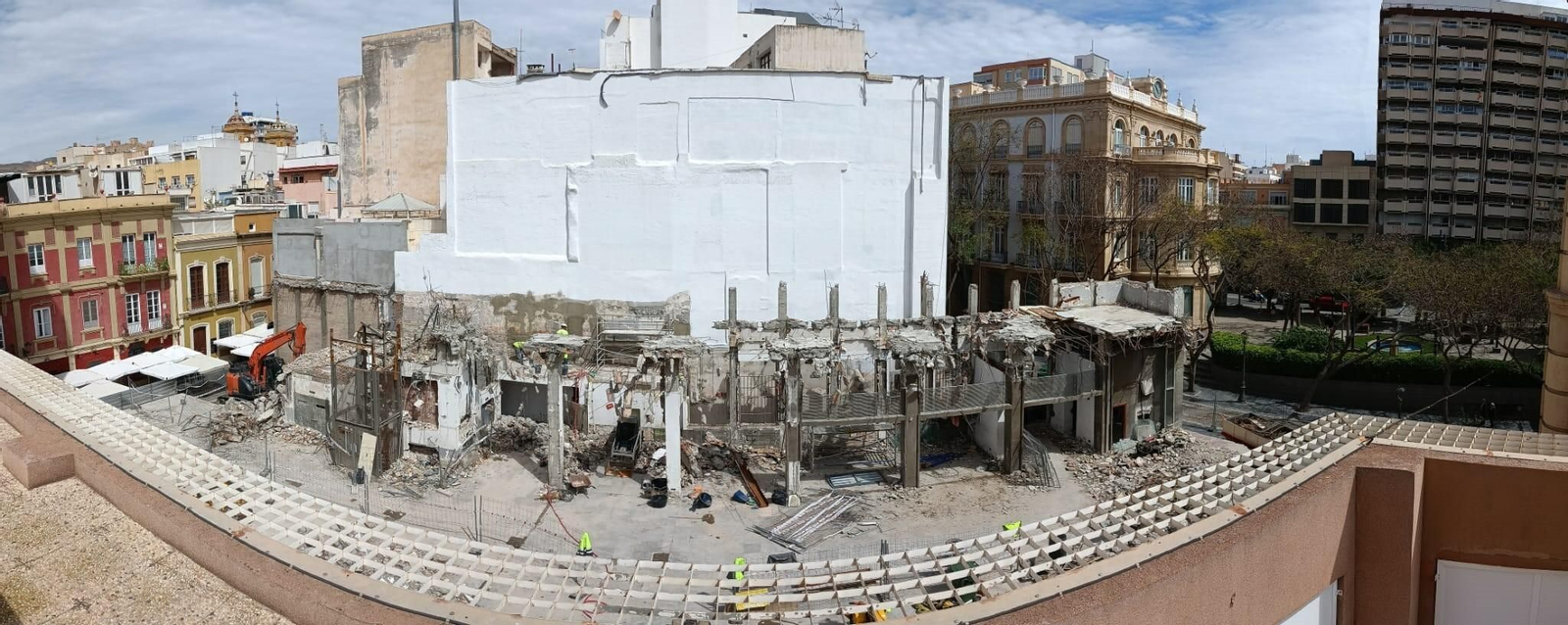 La impactante imagen que ofrece esta céntrica esquina que antes ocupaba la sede de Correos en Almería capital. La impactante imagen que ofrece esta céntrica esquina que antes ocupaba la sede de Correos en Almería capital.