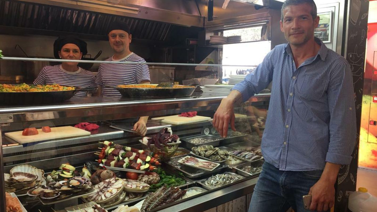 Ezequier Savino junto a dos de sus cocineros.