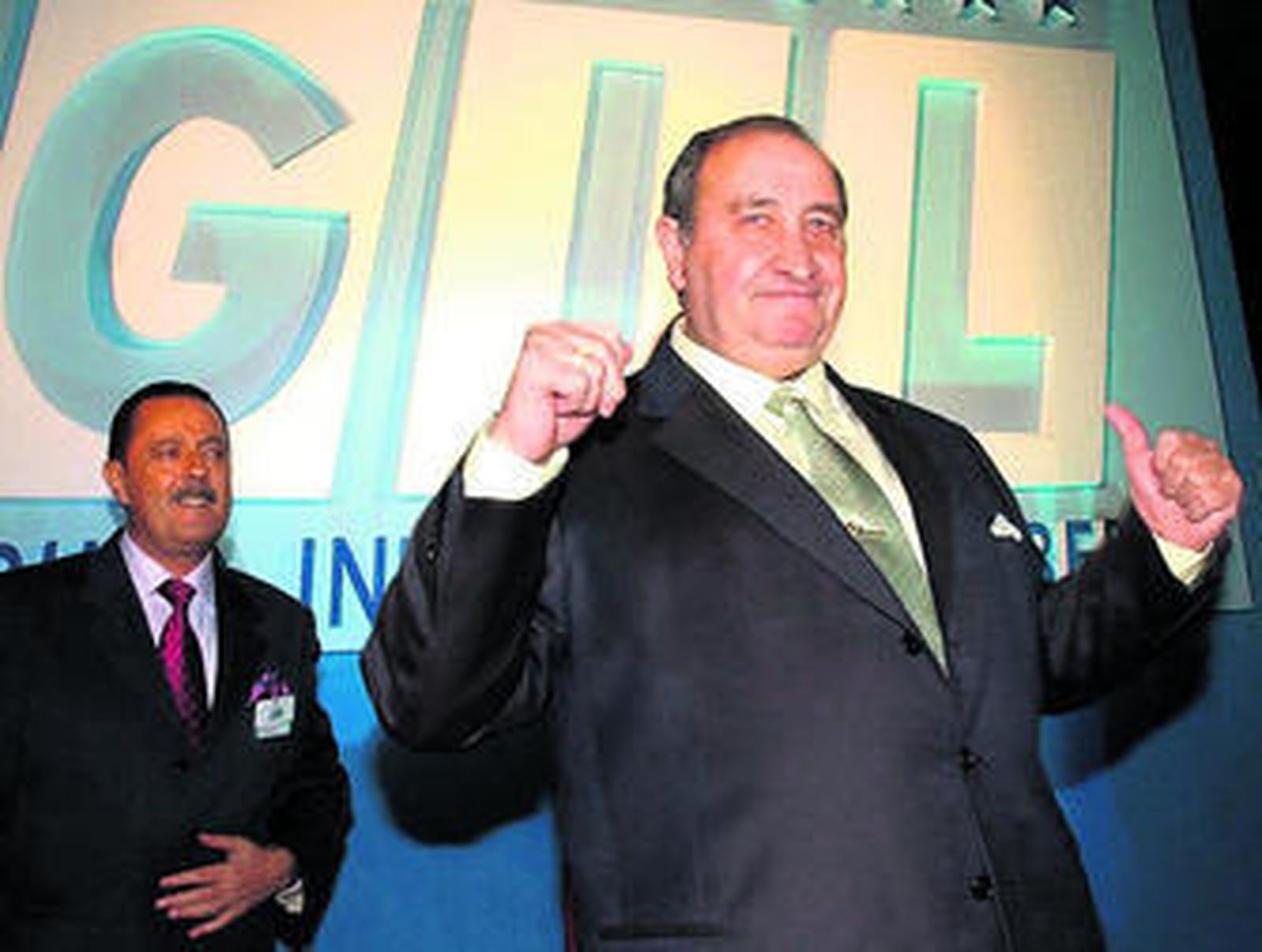 Policías custodiando el Ayuntamiento de Marbella, durante el registro practicado el 29 de marzo de 2006.