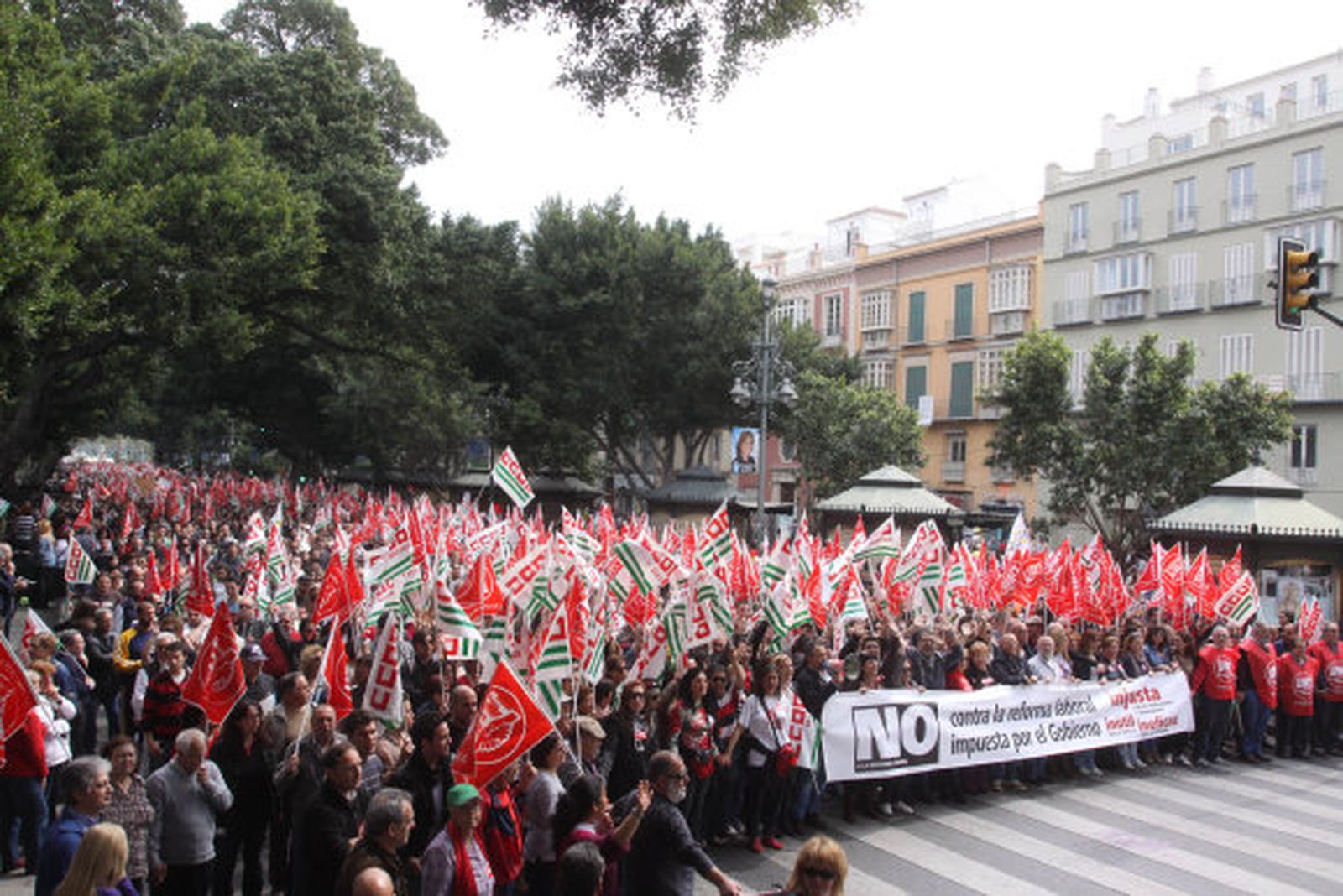 La huelga para obras y transporte pero abren casi todos los comercios