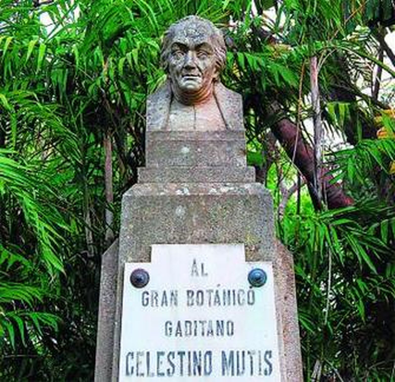 Monumento a José Celetino Mutis en el Parque Genovés.