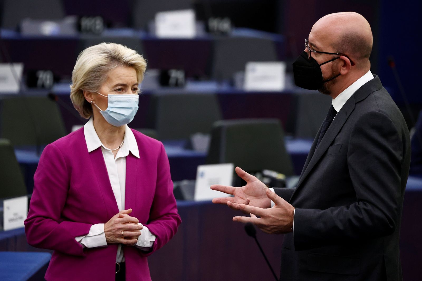 La presidenta de la Comisión Europea, Ursula von der Leyen, y el presidente del Consejo Europeo, Charles Michel, en la sede parlamentaria de Estrasburgo.