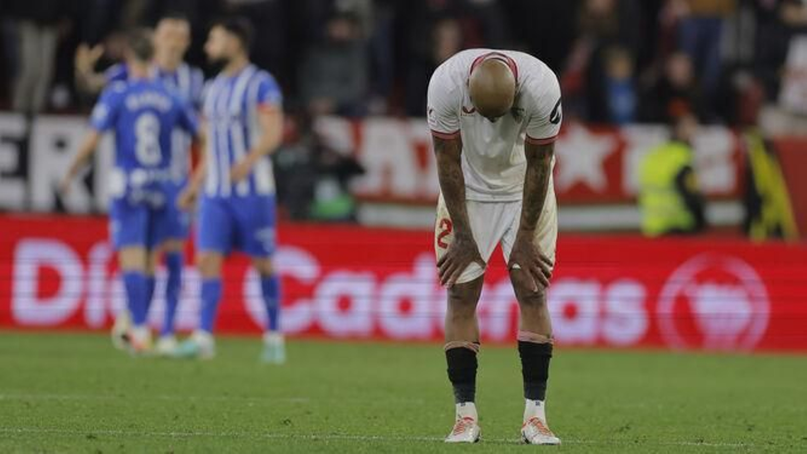 Marcao agacha la cabeza tras la derrota sevillista.