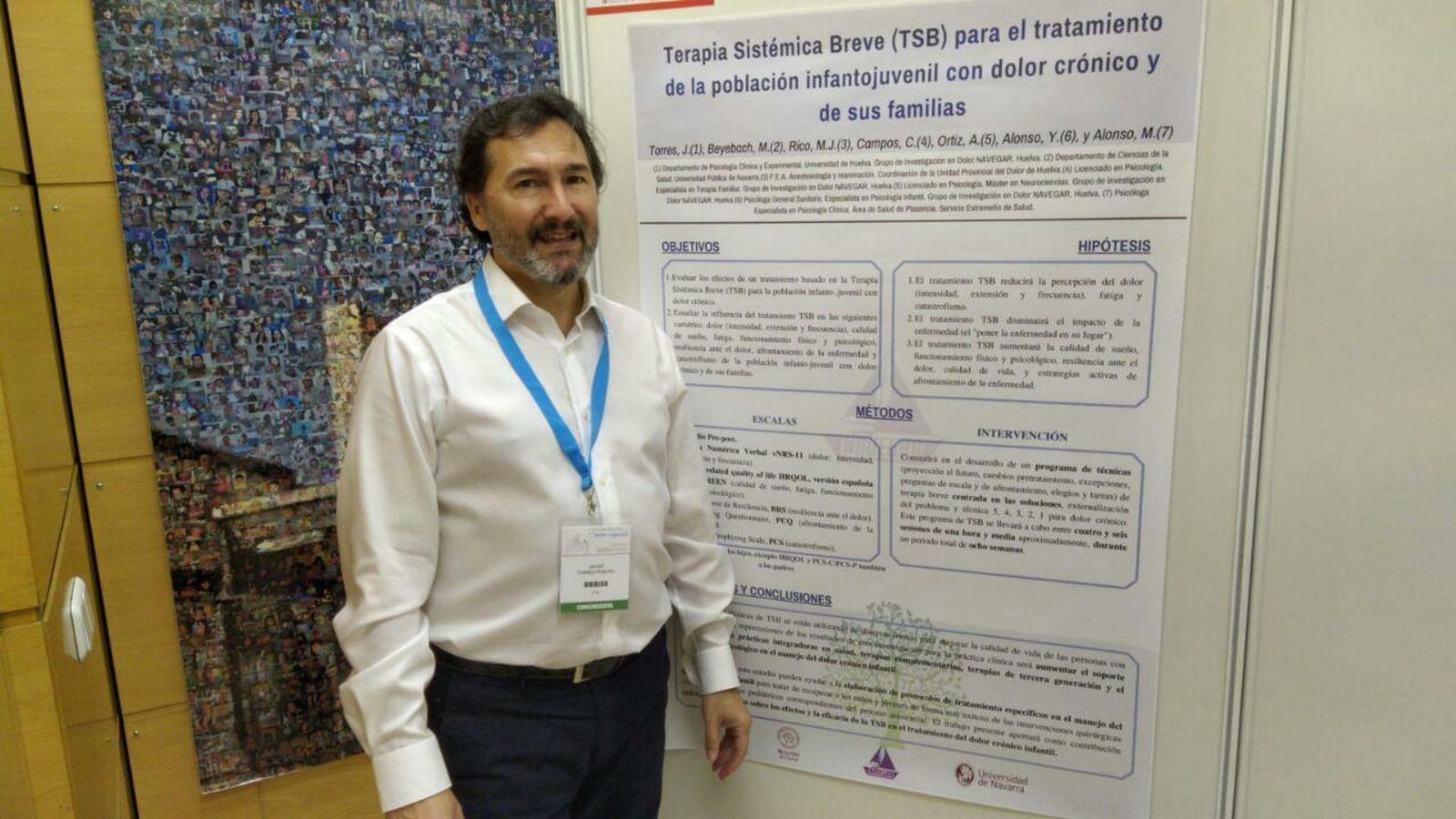 Torres-Pereira ante su póster expositivo.