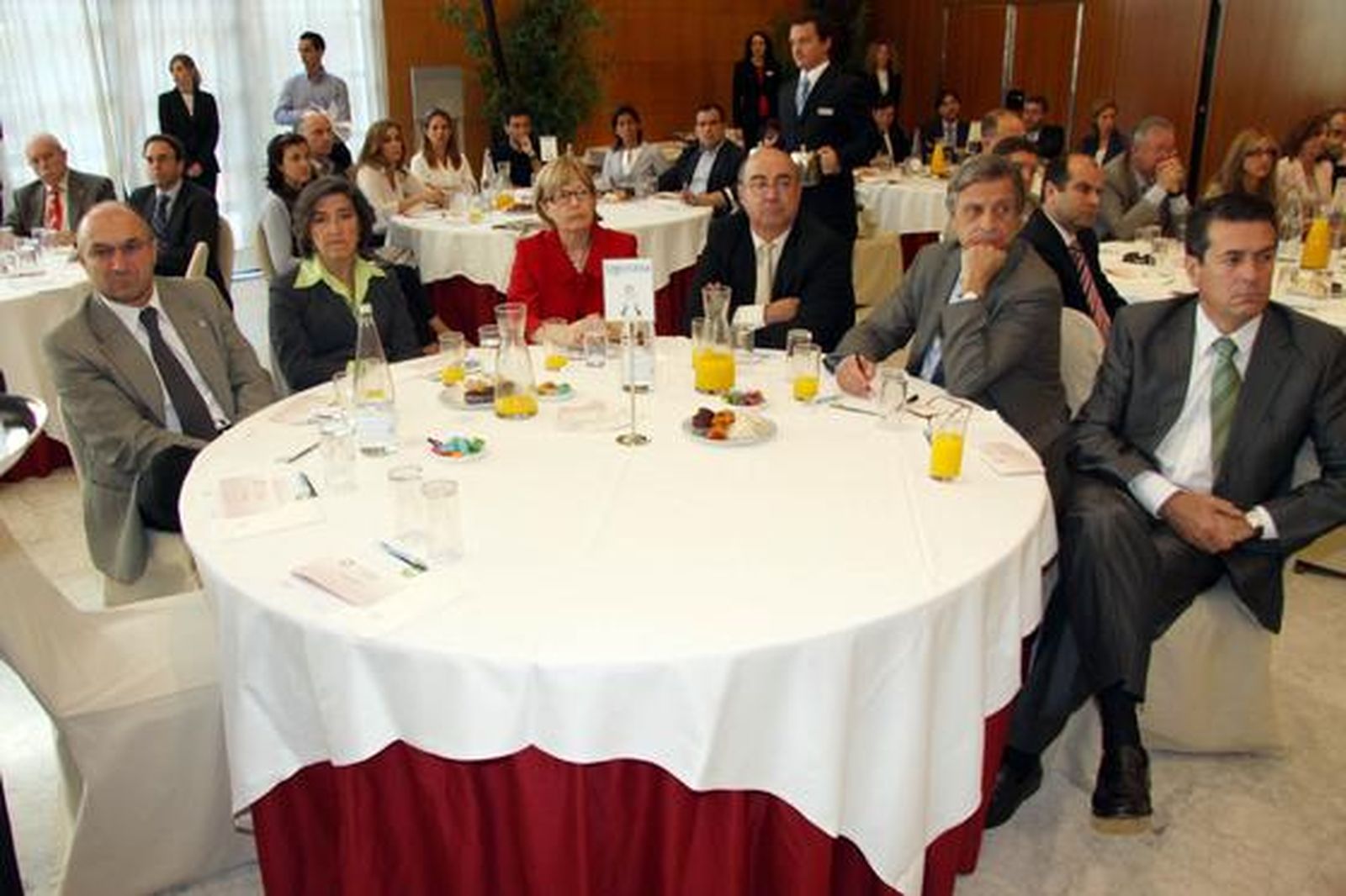Invitados, Eugenio Jose Luque,María del Rosario Cabello,María Teresa Prieto,José Gutiérrez,Salvador Moreno, Francisco Rodriguez Chamizo, durante el Foro Joly Andalucía celebrado en Málaga con el ministro de Educación.

Foto: migue fernandez