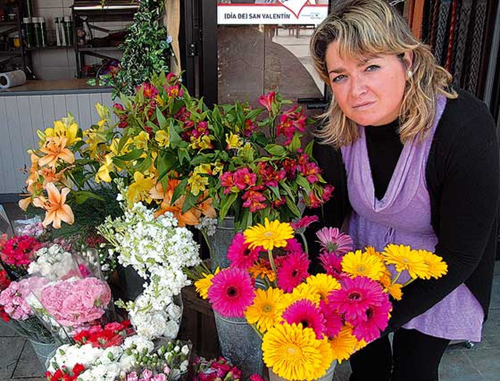 Flores Arte Floral La Casita 
Propietaria: Josefa Chaves Verdugo · María Jesús Salido está al frente del puesto
Puesto V-17
Género:Especialistas en todo tipo de celebraciones
Cuarenta años lleva la familia Chaves trabajando con flores, pero ahora, y desde hace seis años, está al frente de este colorido puesto de la plaza María Jesús Salido. Una pequeña ‘casita’, haciendo alarde a su nombre, llena de flores; la mayoría proveniente de Chipiona y Holanda. Ofrecen arte floral con especialidad en bodas, bautizos o arreglo de iglesias, pero también trabajan con todo tipo de ramos y flor cortada. Aunque si por algo destaca su género es por su gran variedad de orquídeas.



Foto: Paco Periñán