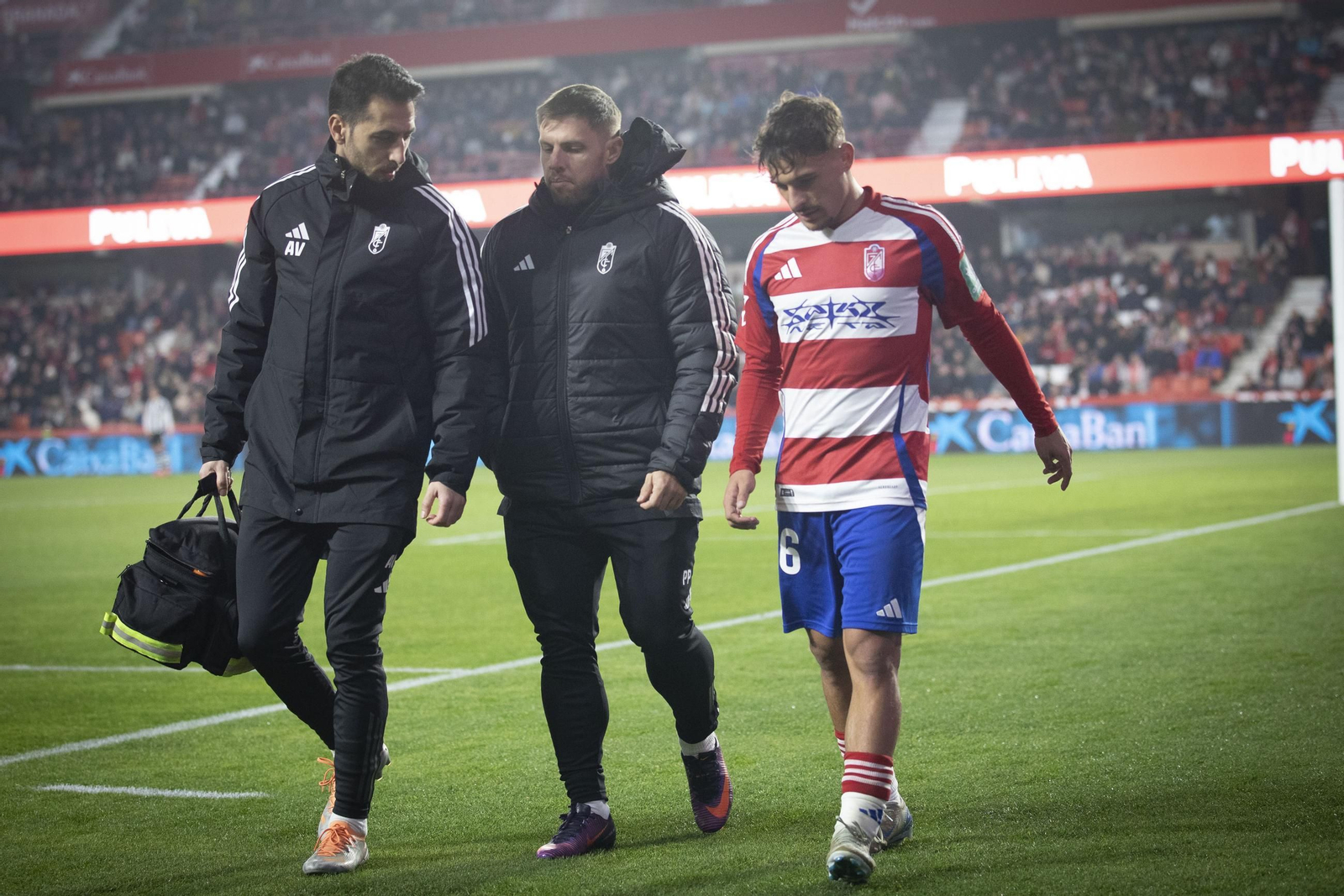 Rodelas se tuvo que retirar lesionado antes del descanso.