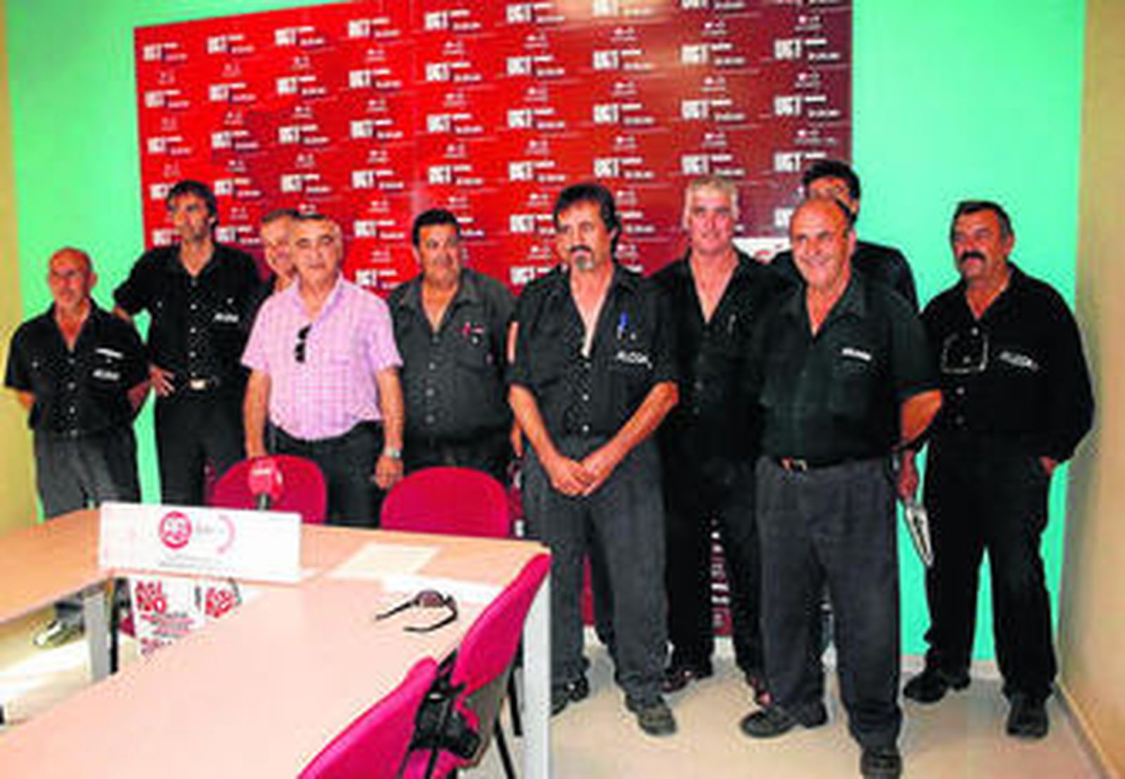 Trabajadores de Jilosa, ayer en el sindicato de UGT.