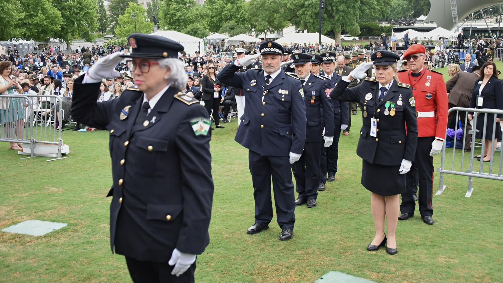 Lola Tejero, segunda por la derecha, con falda, durante el saludo.