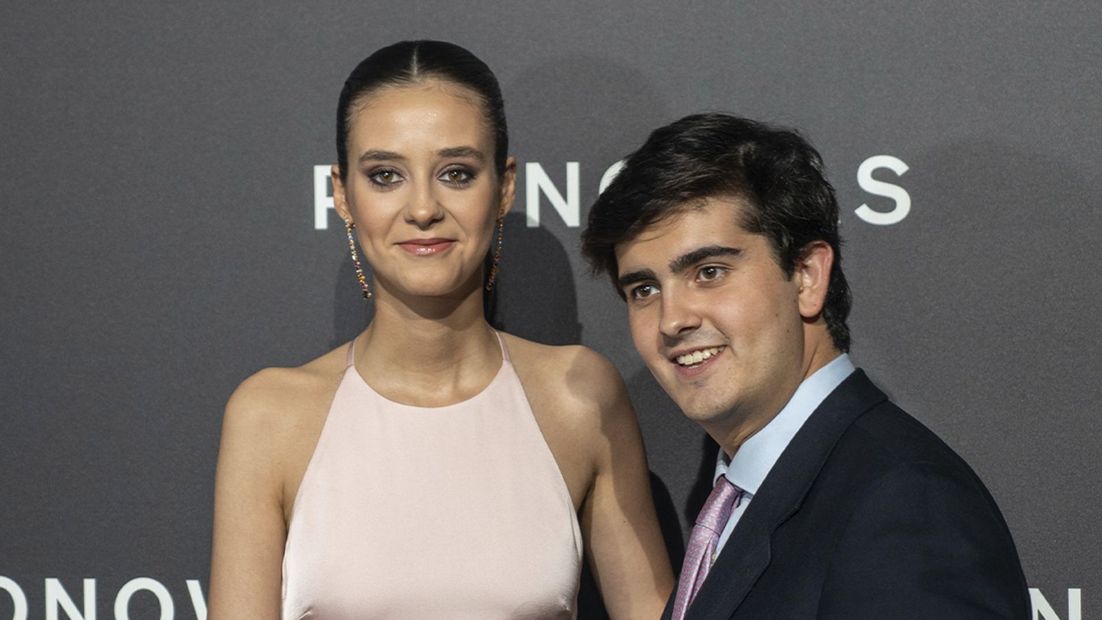 Vic y su ya ex novio, Jorge Bárcenas, en el último evento al que acudieron juntos el pasado 22 de abril: un desfile de Pronovias en Barcelona.