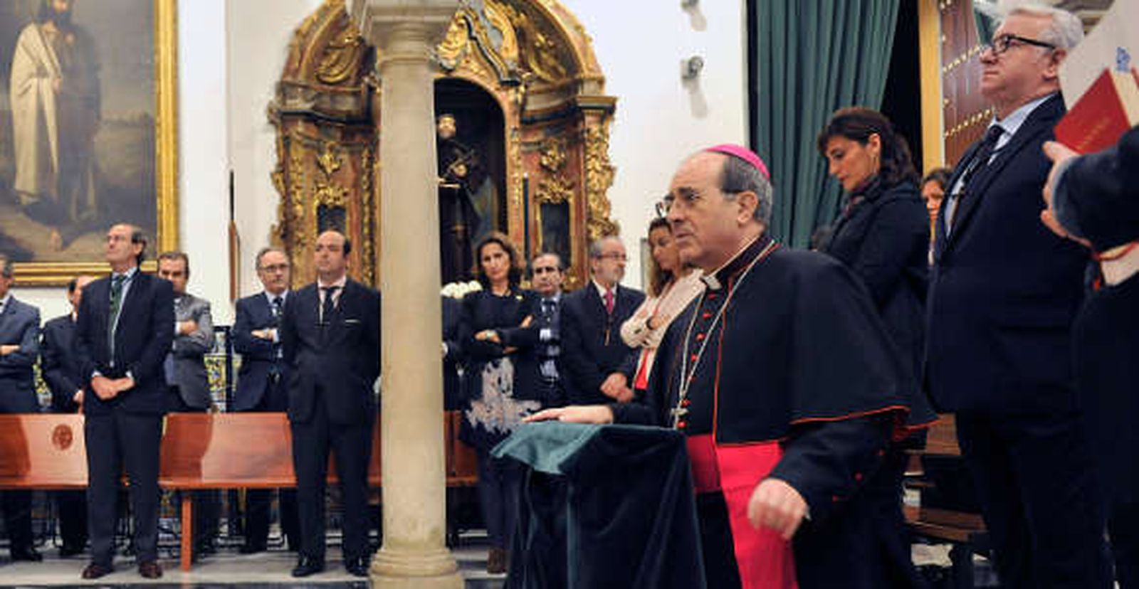 La Vera Cruz entrega al arzobispo 20.000 euros para Cáritas