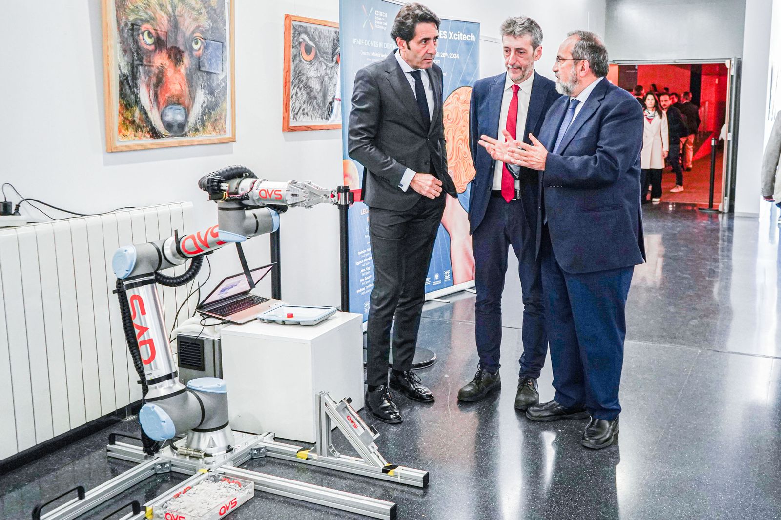 Cuerva charla con varios representantes de las empresas en el acto de este jueves.