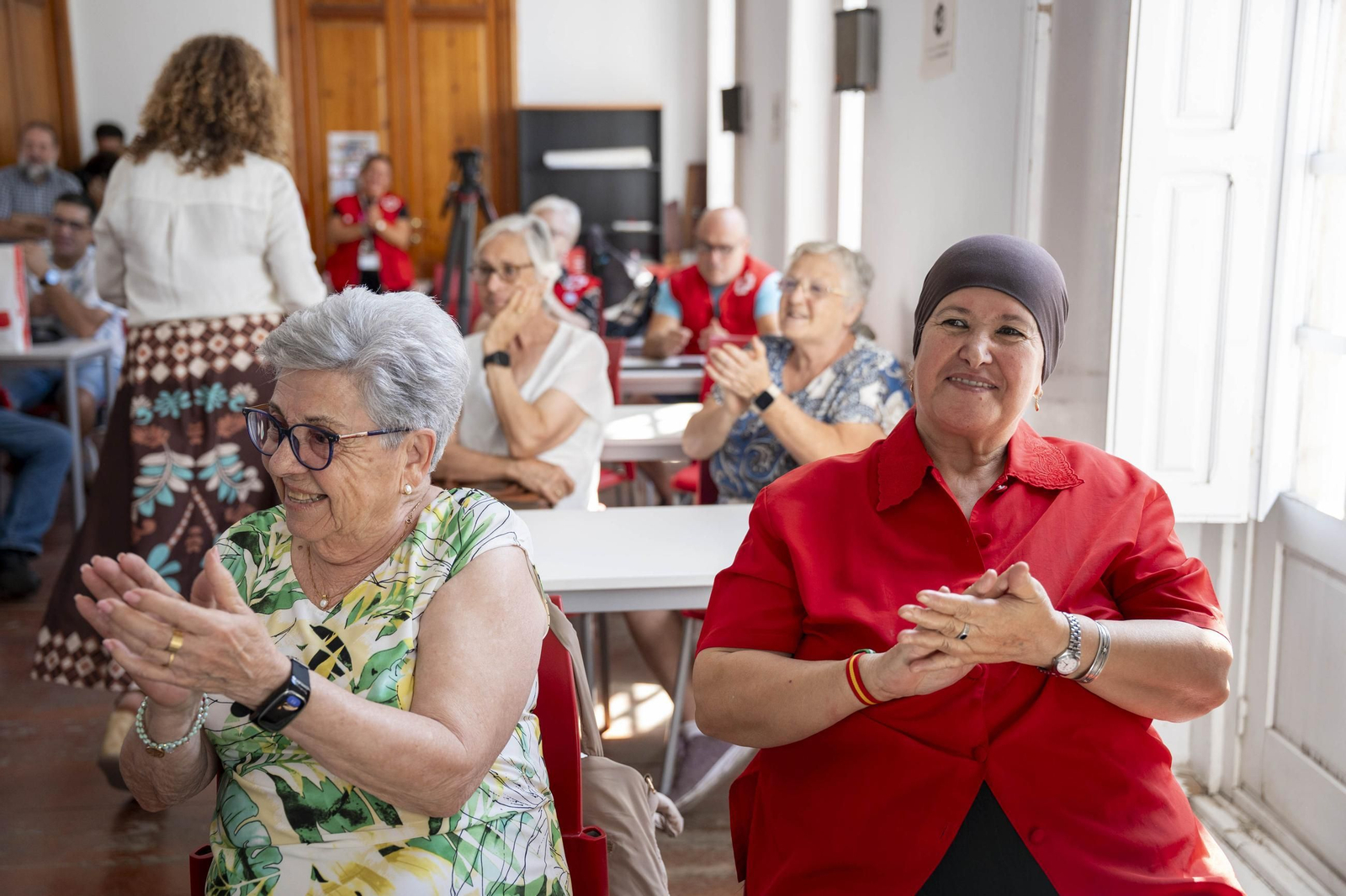 Cruz Roja realiza la entrega de mantitas solidarias a las familias de acogida