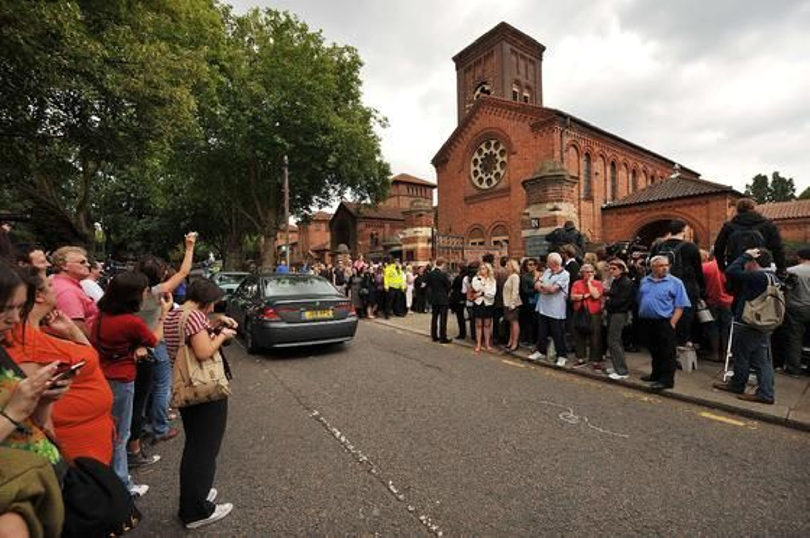 Famliares, amigos,fans y medios en el entierro de la cantante.

Foto: Reuters, EFE, AFP