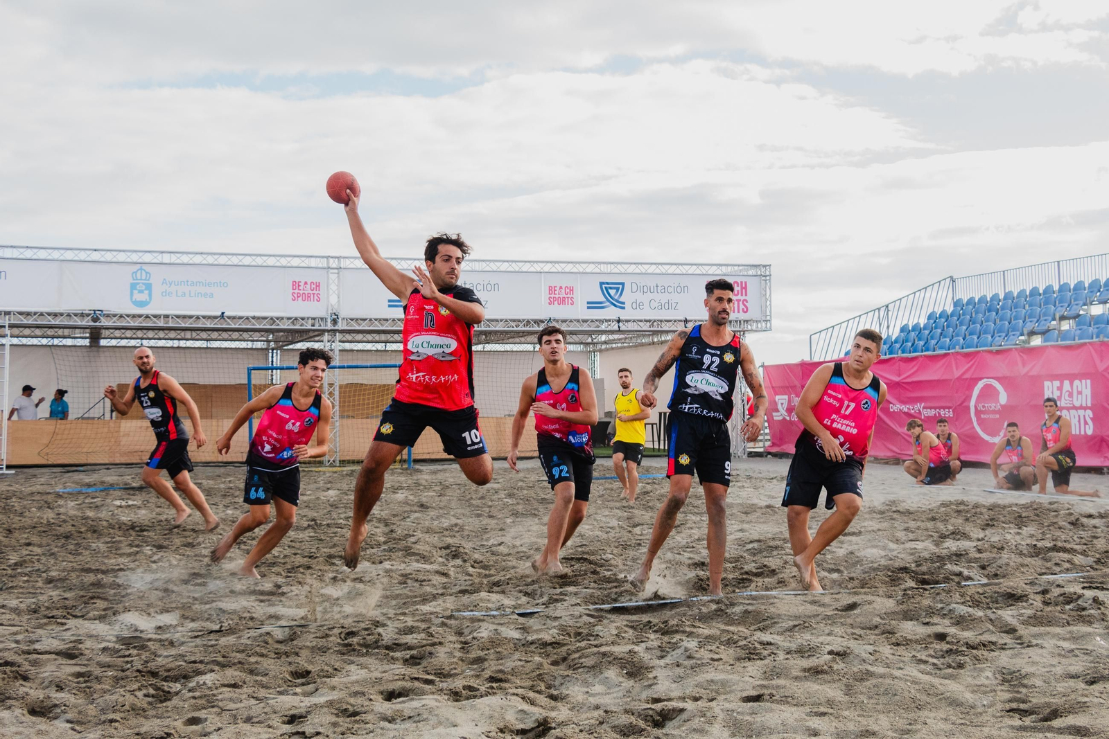 Deporte, arena y ambiente festivo en la llegada del circuito provincial de balonmano playa en La Línea