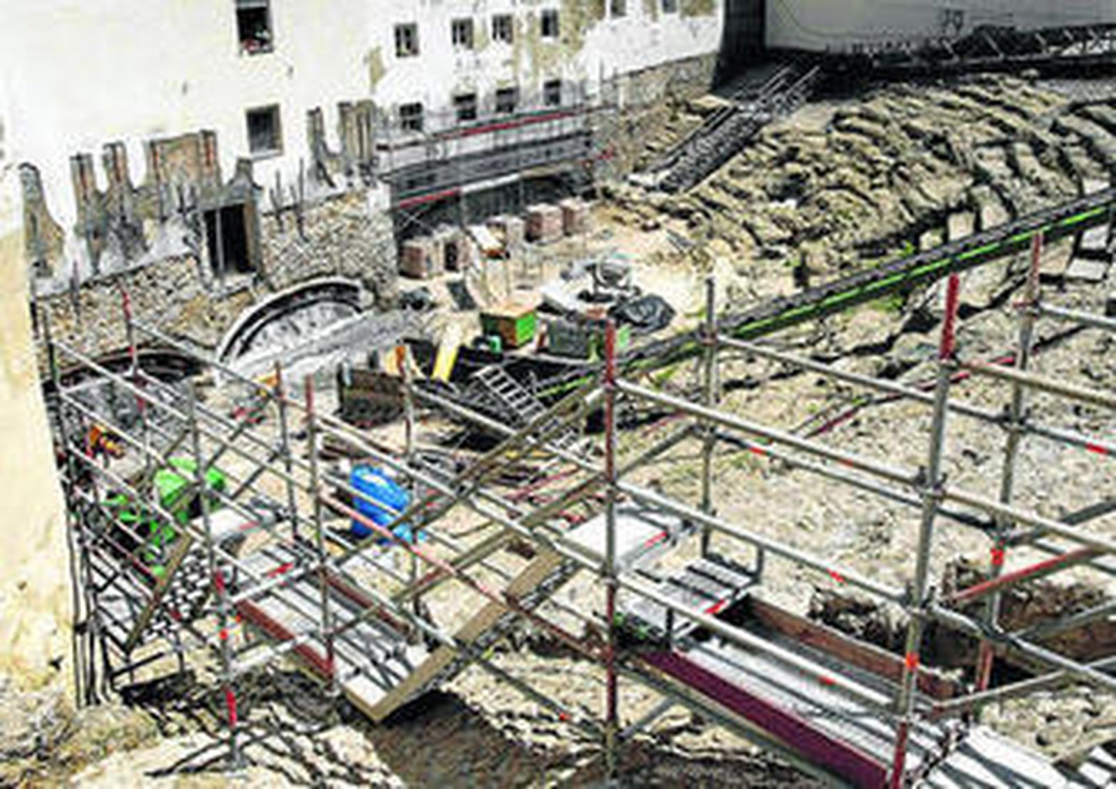 Estado de las obras de consolidación del terreno, con la construcción de los arcos sobre las fachadas de los edificios.