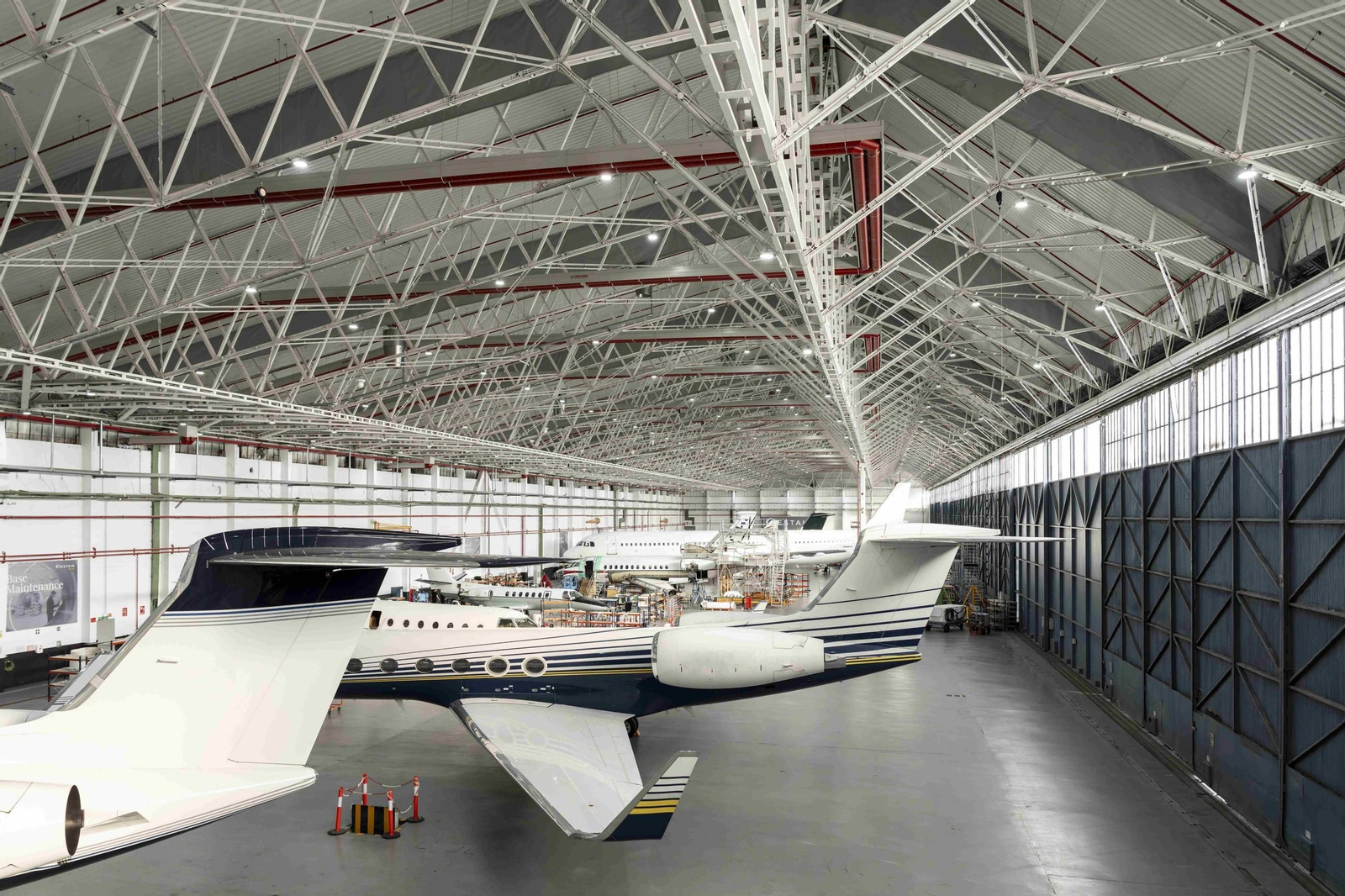 Aviones en un hangar.