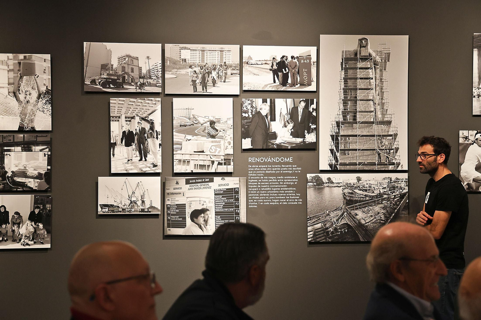 Inauguración la exposición 'Noventa Veces Huelva', una selección de fotografías de fotoperiodista Miguel Vázquez