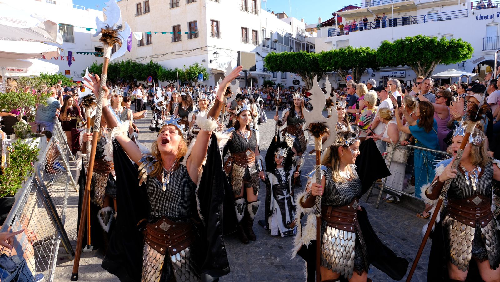 El espectacular desfile de Moros y Cristianos de Mojácar, en imágenes