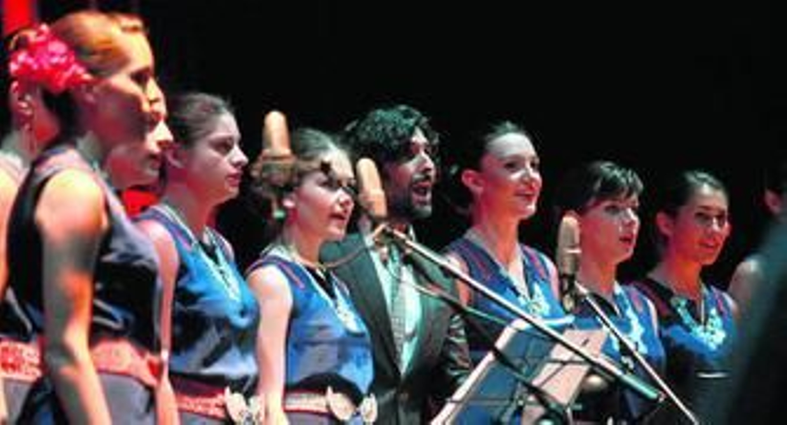 El coro Nuevas Voces Búlgaras y Arcángel, interpretando el pasado jueves uno de los temas de 'Estruna' en la onubense Casa Colón.