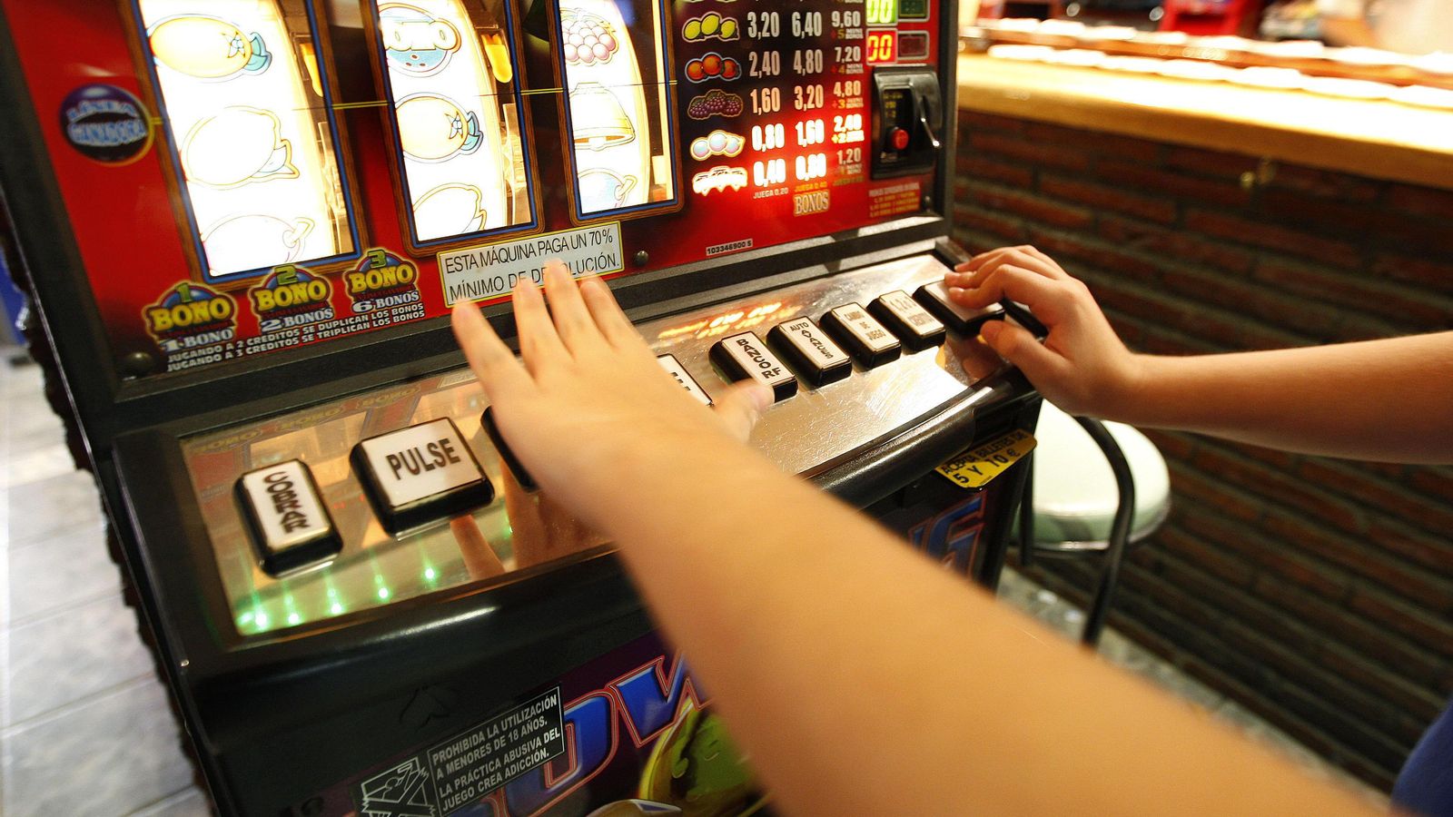 Una maquina tragaperras  e una cafetería del centro de Almería