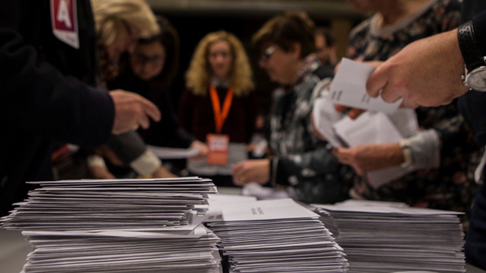 Miembros de una mesa electoral efectúan el recuento de votos.