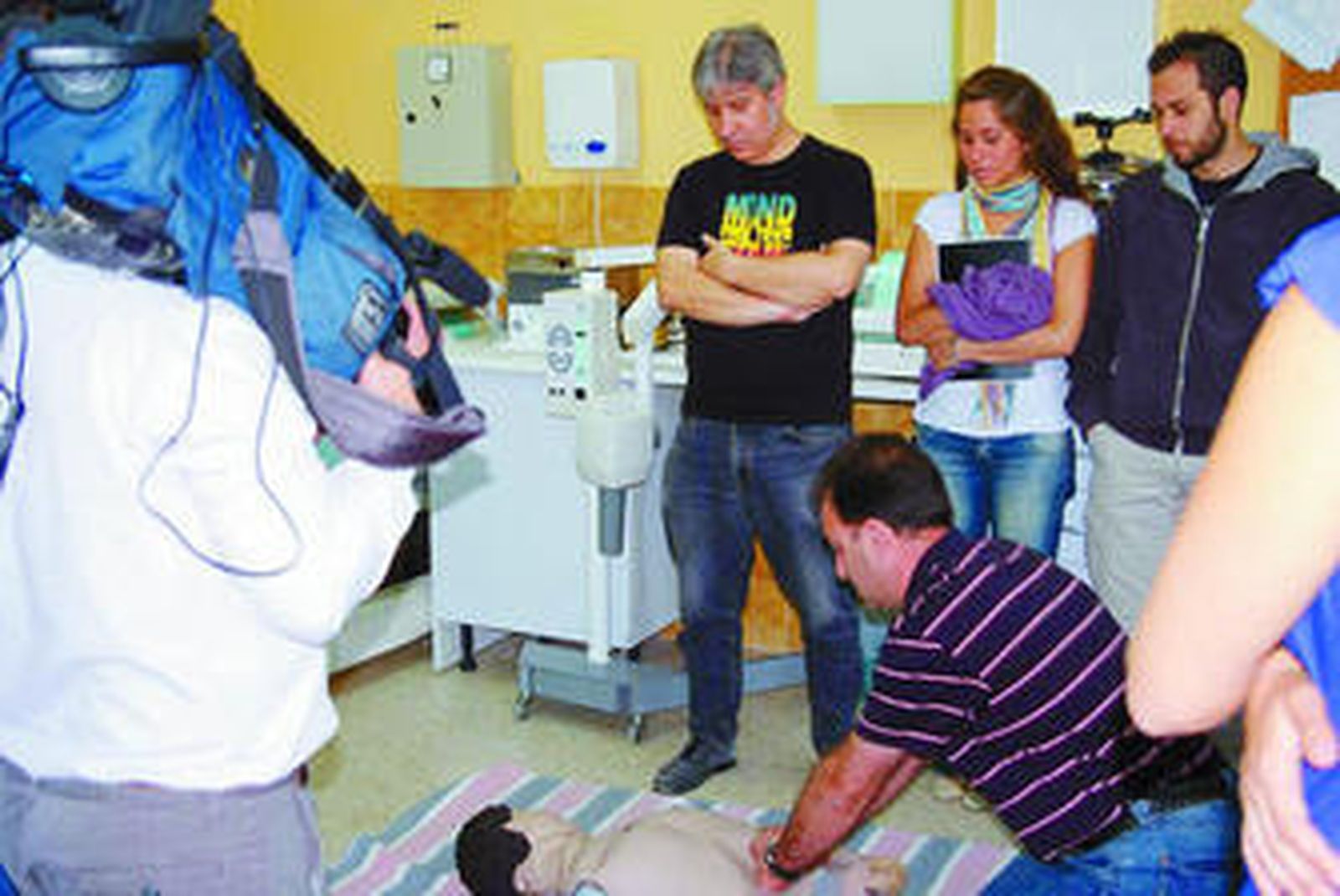 Profesores asisten a un curso de primeros auxilios en el IES Castilla del Pino.