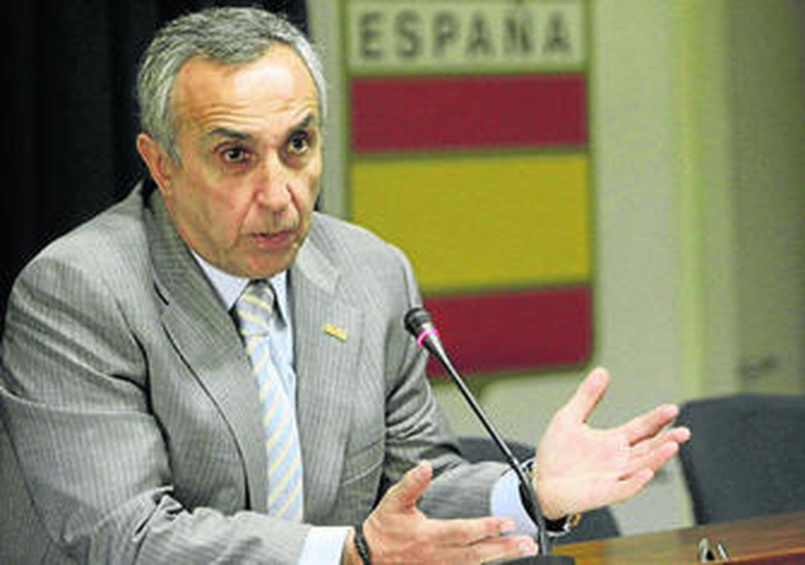 Alejandro Blanco, presidente del COE, anunciando a Pau Gasol como abanderado de España.