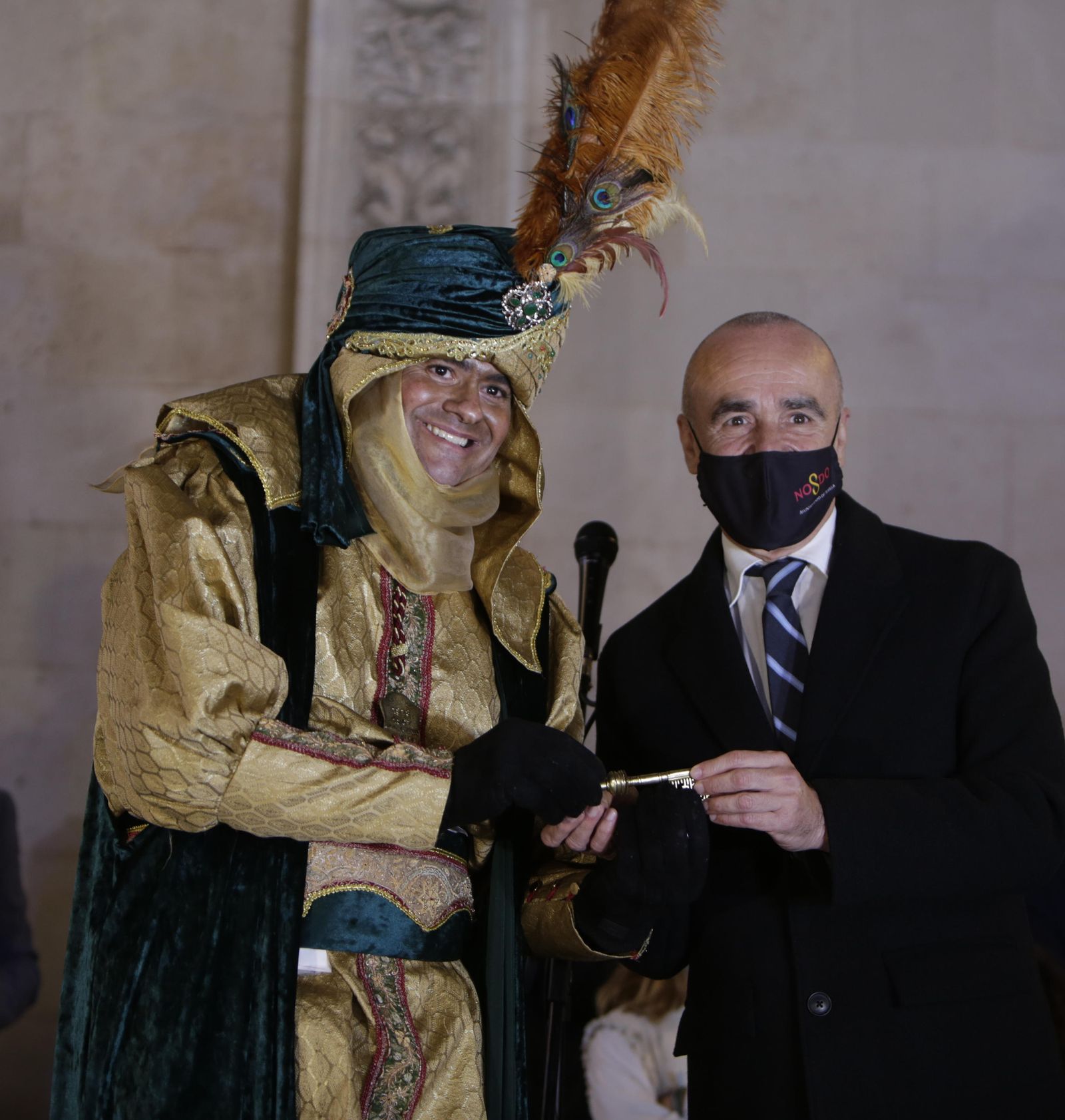 Antonio Muñoz, alcalde de Sevilla, entrega la llave al Heraldo.