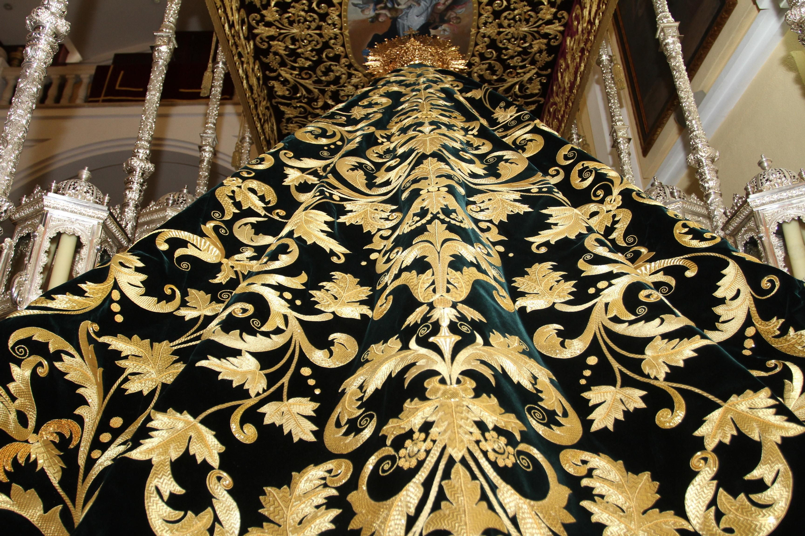 Preparativos de la Virgen del Rocío y la Esperanza de la Hermandad del Calvario