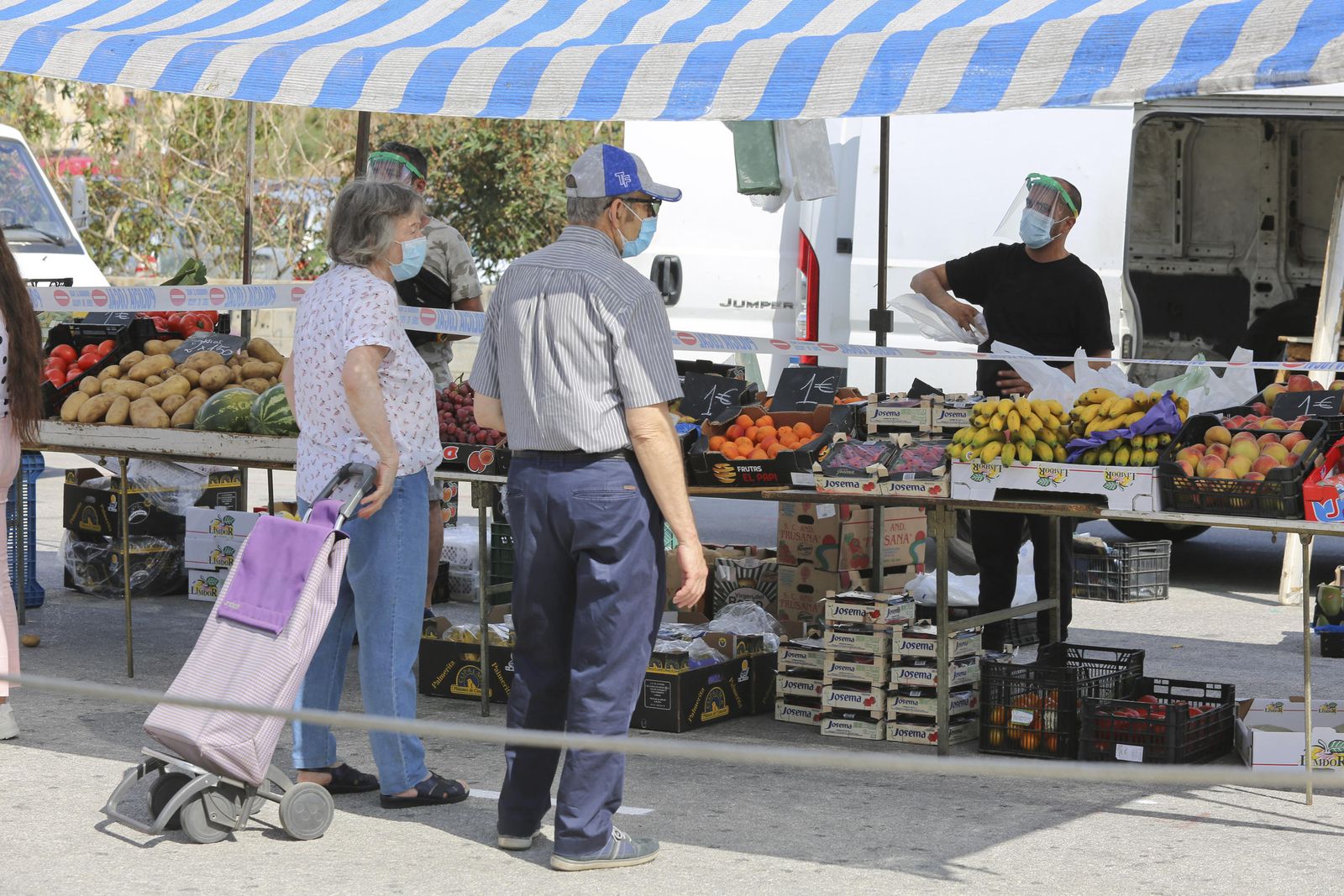Las fotos del mercadillo de Huelin, en Málaga, en su primer día de desescalada