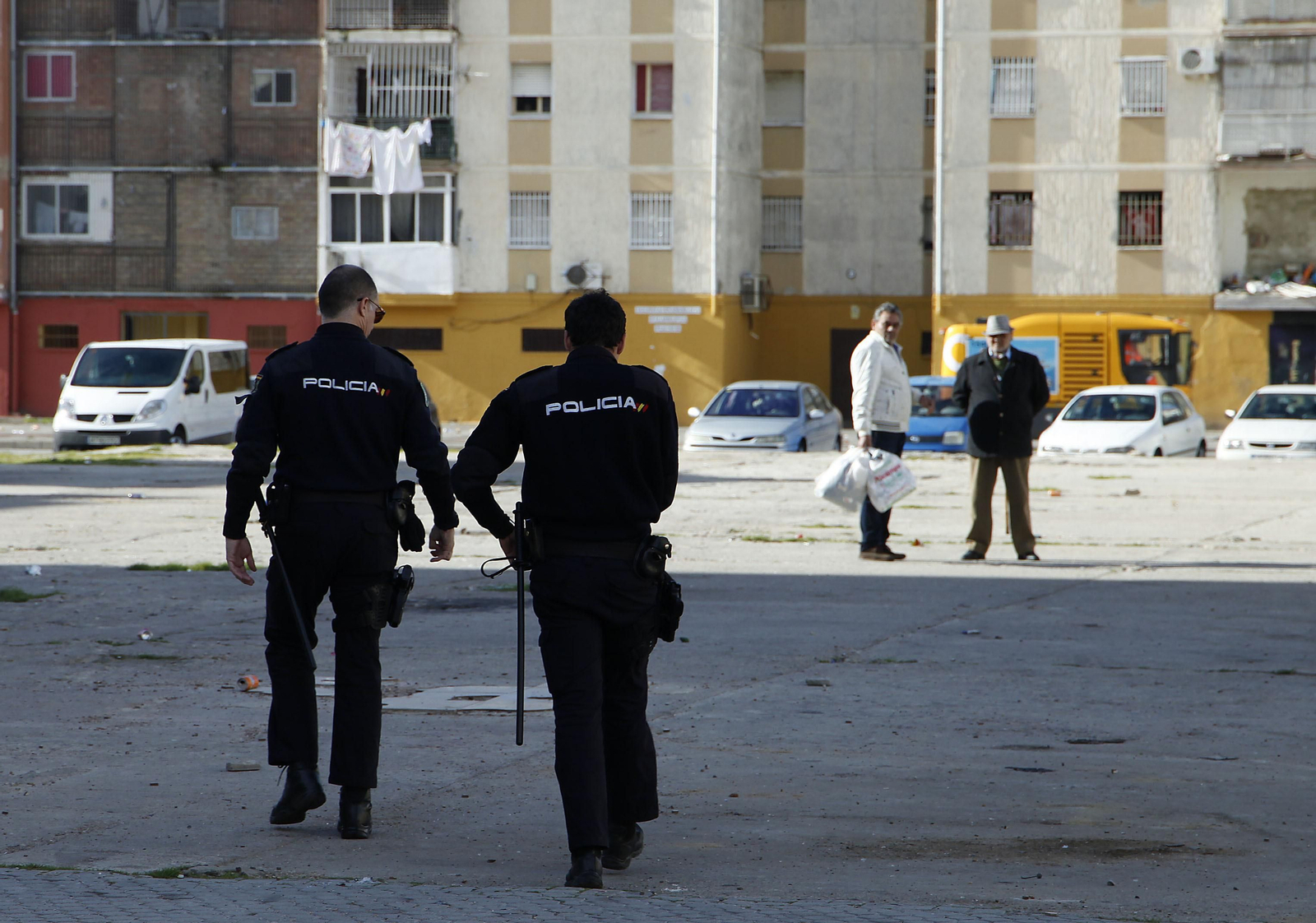 Dos policías nacionales caminan por Las Vegas.