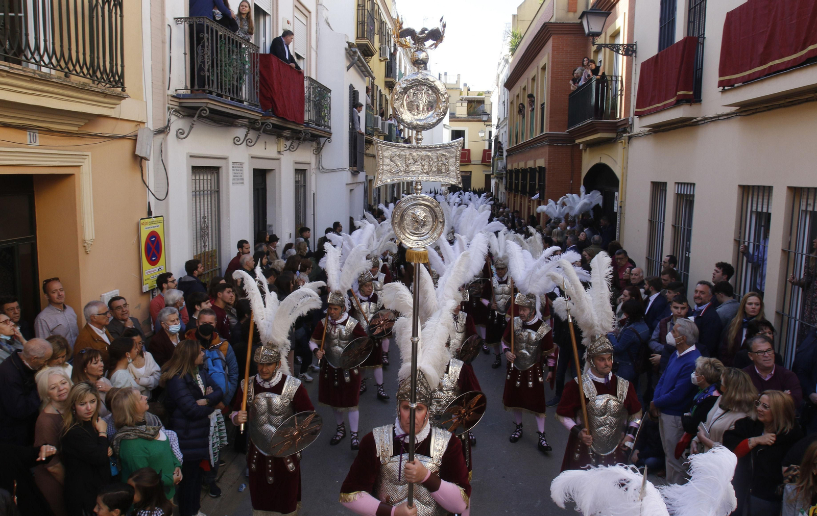Armaos en orden cerrado.