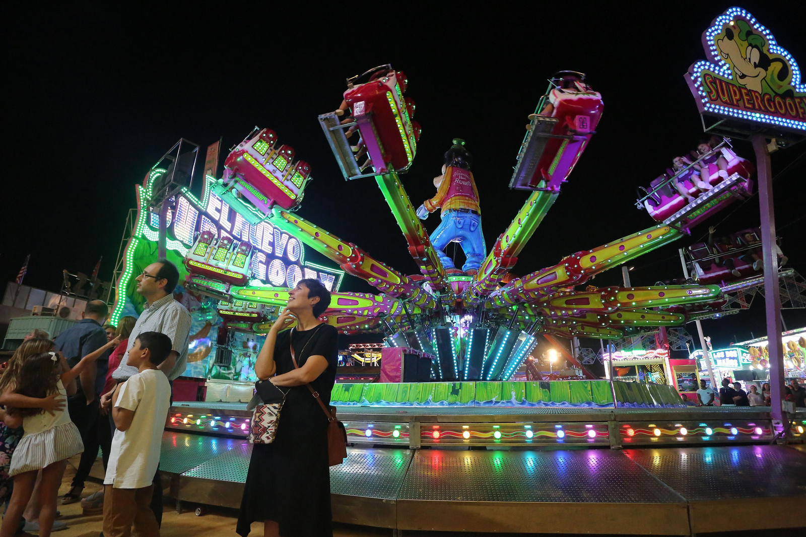 La atracción Super Goofy, en movimiento, durante una de las jornadas festivas en el recinto colombino.