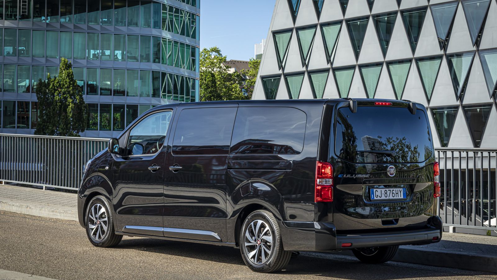 El E-Ulysse es el tercer modelo eléctrico de Fiat y gemelo de las furgonetas de tamaño medio de Stellantis y Toyota.