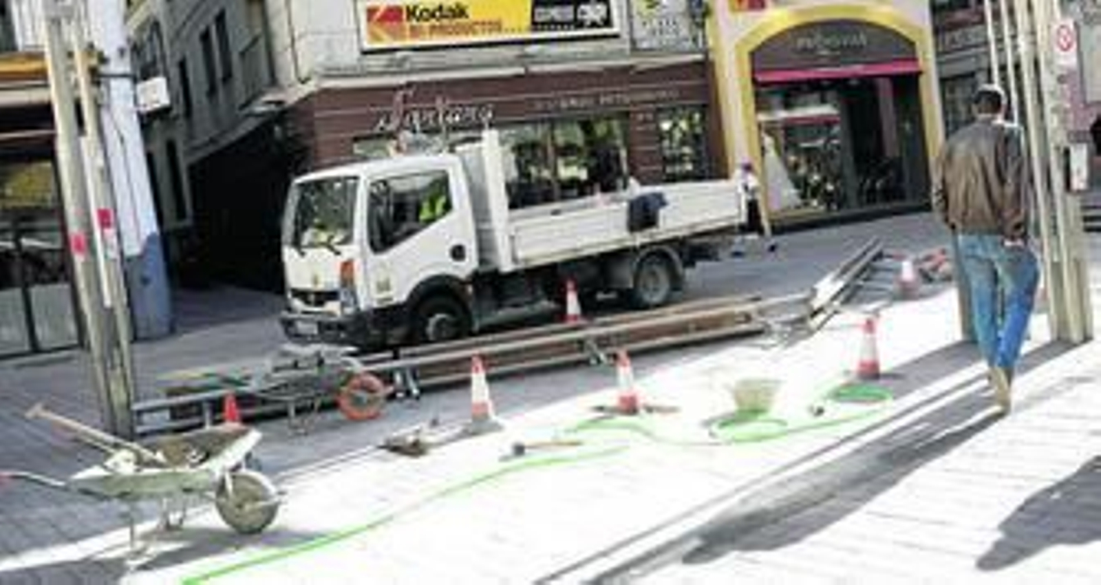 Los operarios municipales procedieron ayer a quitar los bancos de madera y aluminio de la antigua Plaza del Pan.
