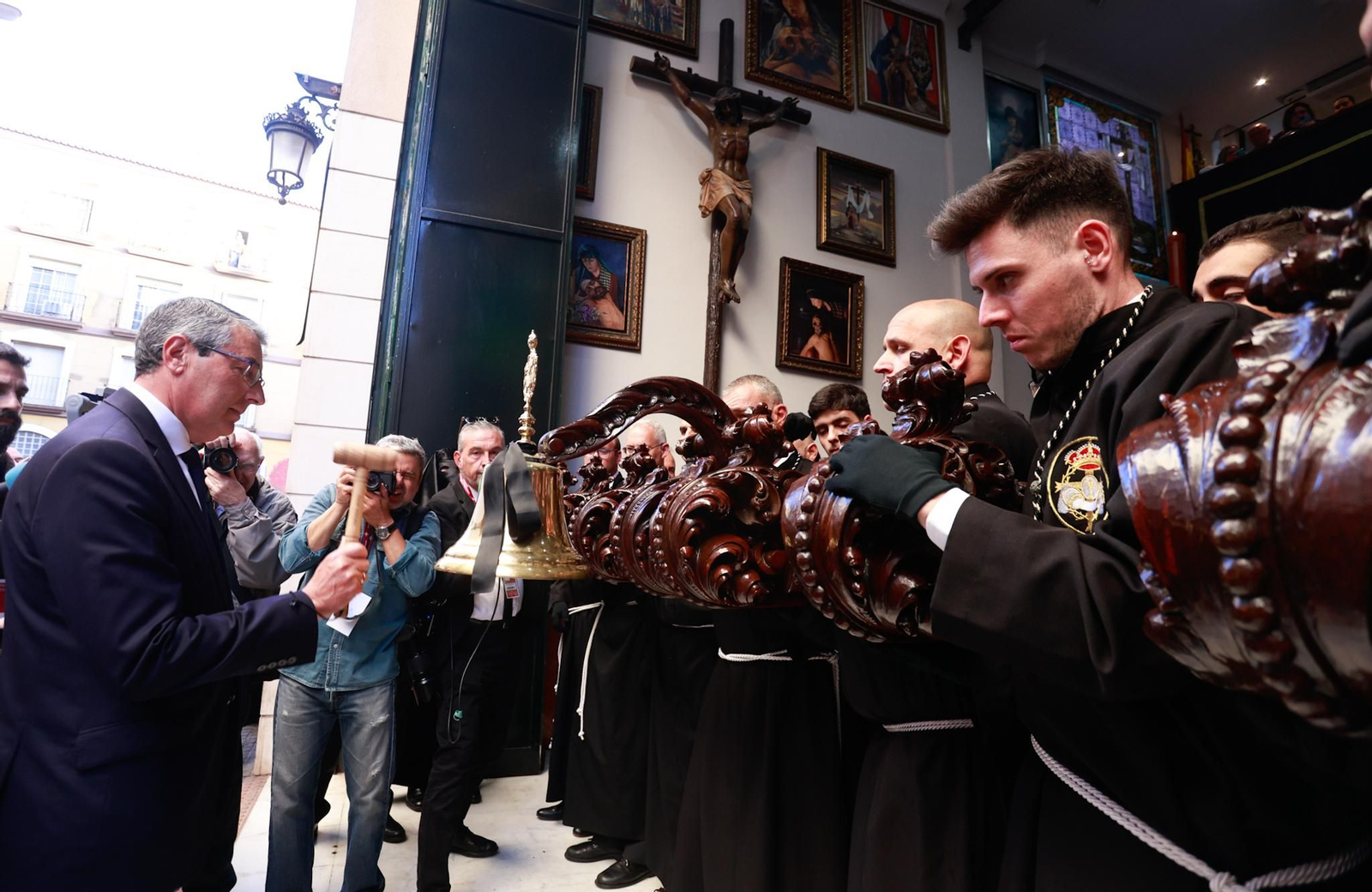 La Piedad en su procesión del Viernes Santo en Málaga, en fotos