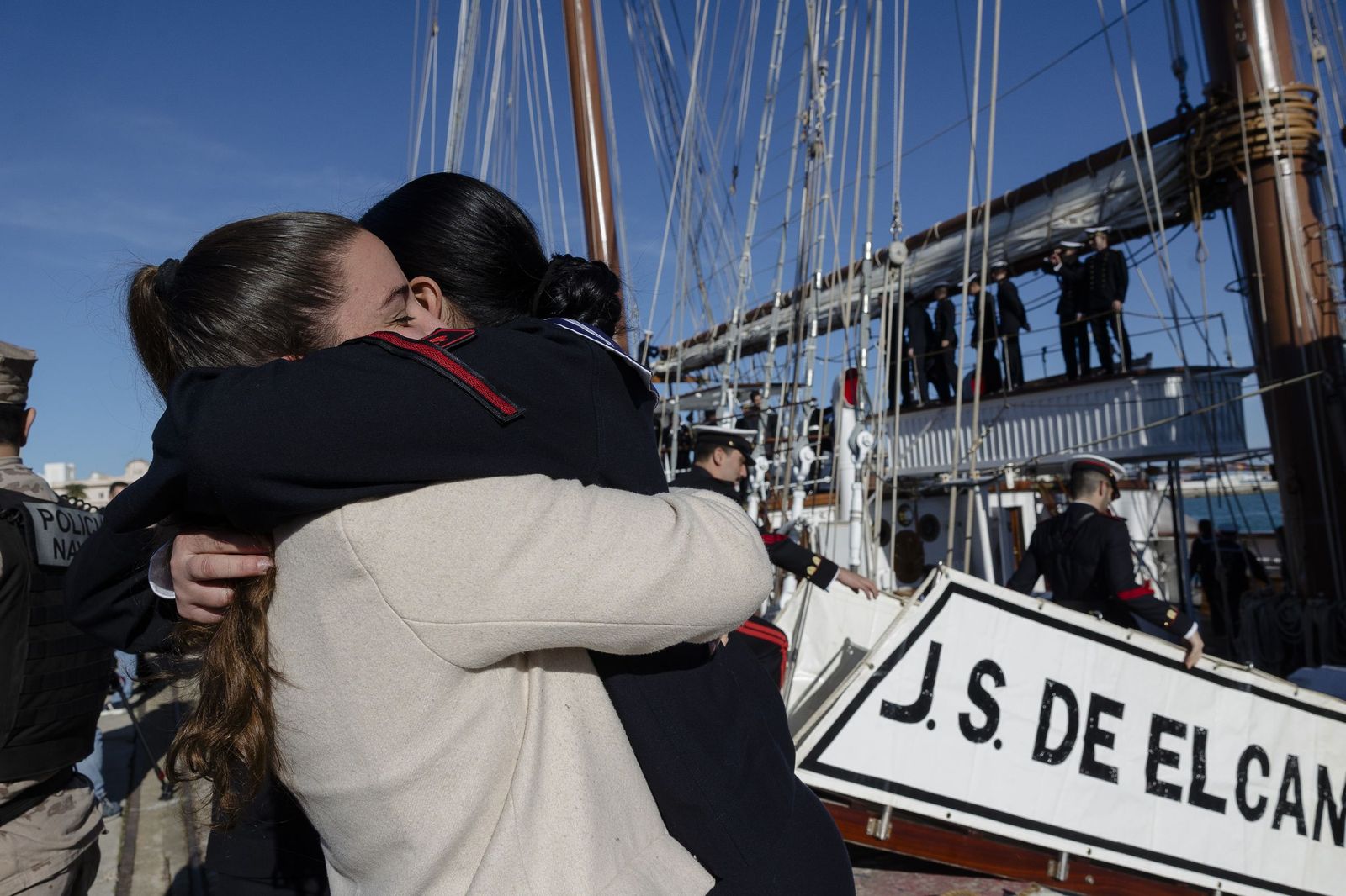 Las imágenes de la despedida del Juan Sebastián de Elcano